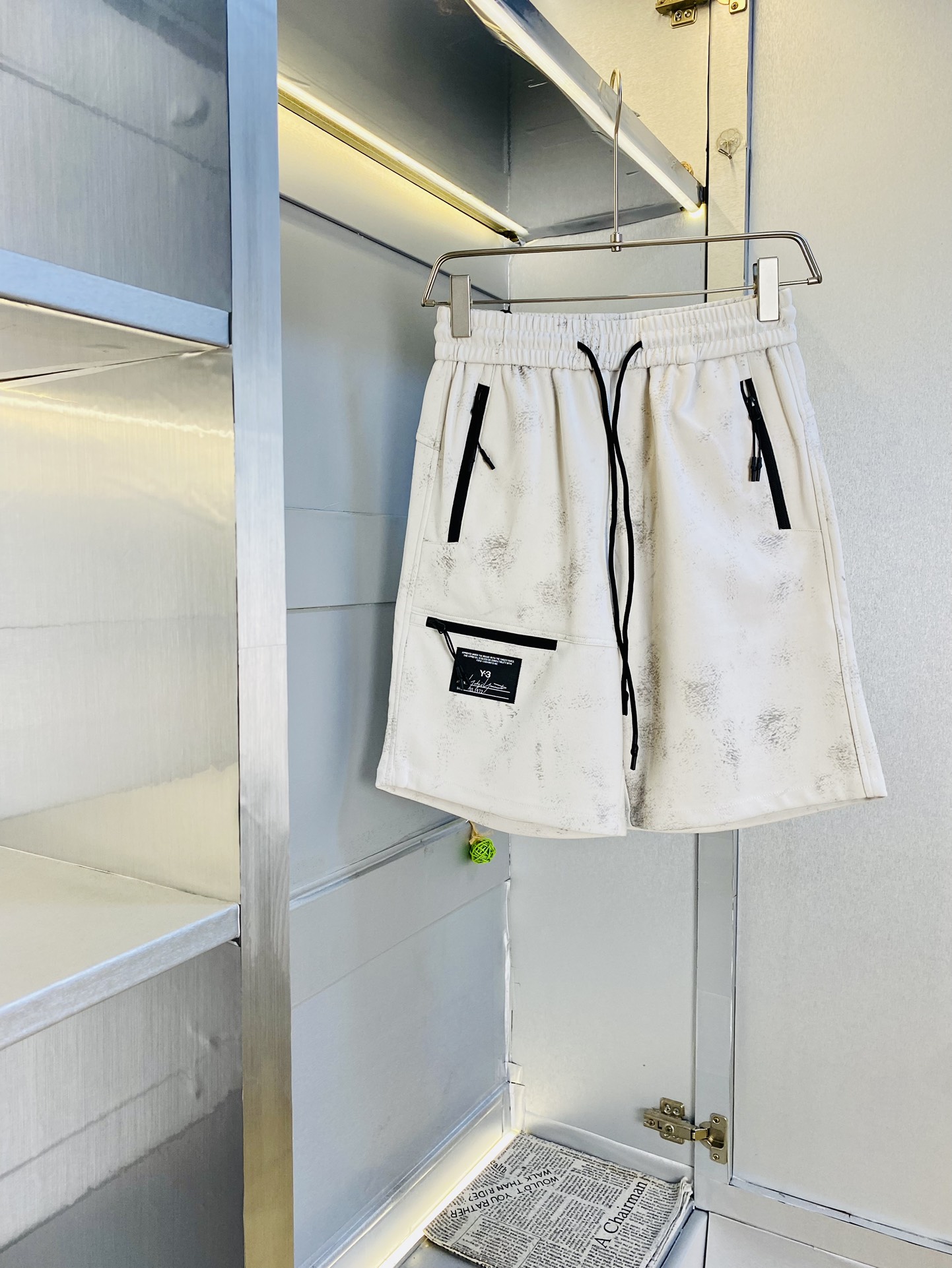 NO:446712,Gospel of Fatty Couple Style 200 pounds to wear Y-3 y3 heavy recommendation!  The latest summer must-have counter series shorts, beach pants, five-quarter pants, casual pants, high-end customized original hardware. The upper body effect is super positive, the leg lines are fully demonstrated, and the imported fabric is provided by all customers. The texture is tight and delicate, the upper body is very comfortable and stylish, and it is extremely practical and versatile, which is very worth buying!  Requested recommendations from old customers!  Number of codes: M-3XL, shorts, alexander wang19860909情侣款胖子福音 200斤可穿 Y-3 y3重磅推荐！夏季必备专柜系列最新款短裤沙滩裤五分裤休闲裤高端订制原版五金 上身效果超正,腿部线条完全得到彰显,全客供进口面料 纹理 紧致细腻,上身非常舒适有型,而且极为实穿百搭,非常值得入手！老客户必收推荐！ 码数:M-3XL,,shorts,alexander wang,Men's clothing