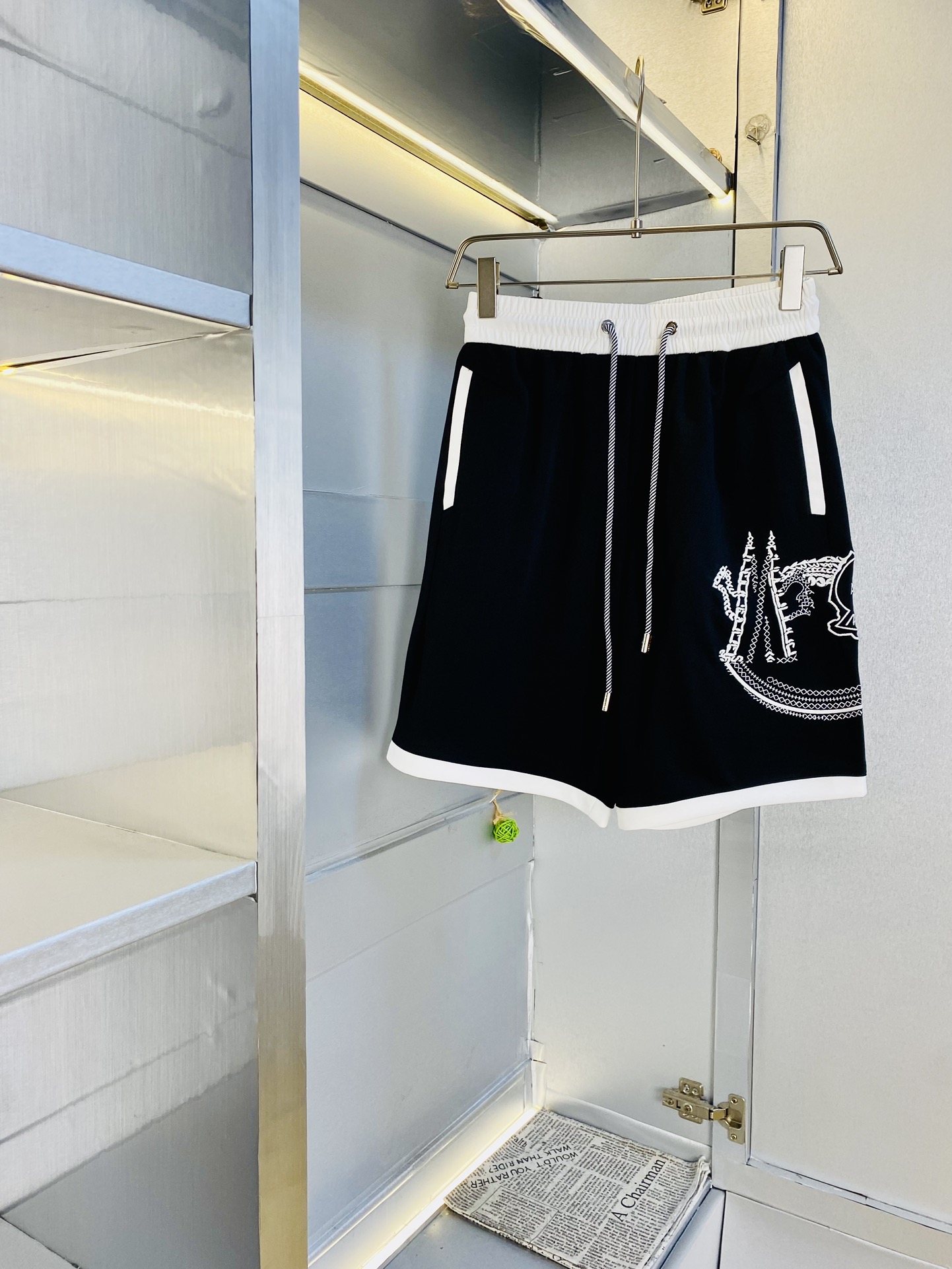 NO:510595,Gospel of Fatty Couple Style 200 pounds to wear, Moncler, a heavy recommendation!  The latest version of the 2025 summer essential counter series shorts, beach pants, five-quarter pants, casual pants, high-end customized original hardware. The upper body effect is super positive, the leg lines are fully demonstrated, and the imported fabric is provided by all customers. The texture is tight and delicate, the upper body is very comfortable and stylish, and it is extremely practical and versatile, which is very worth buying!  Requested recommendations from old customers!  Number of codes: M-3XL, Moncler, shorts, alexander wang19860909情侣款胖子福音 200斤可穿 蒙口Moncler 重磅推荐！2025夏季必备专柜系列最新款短裤沙滩裤五分裤休闲裤高端订制原版五金 上身效果超正,腿部线条完全得到彰显,全客供进口面料 纹理 紧致细腻,上身非常舒适有型,而且极为实穿百搭,非常值得入手！老客户必收推荐！ 码数:M-3XL,,Moncler,shorts,alexander wang,Men's clothing