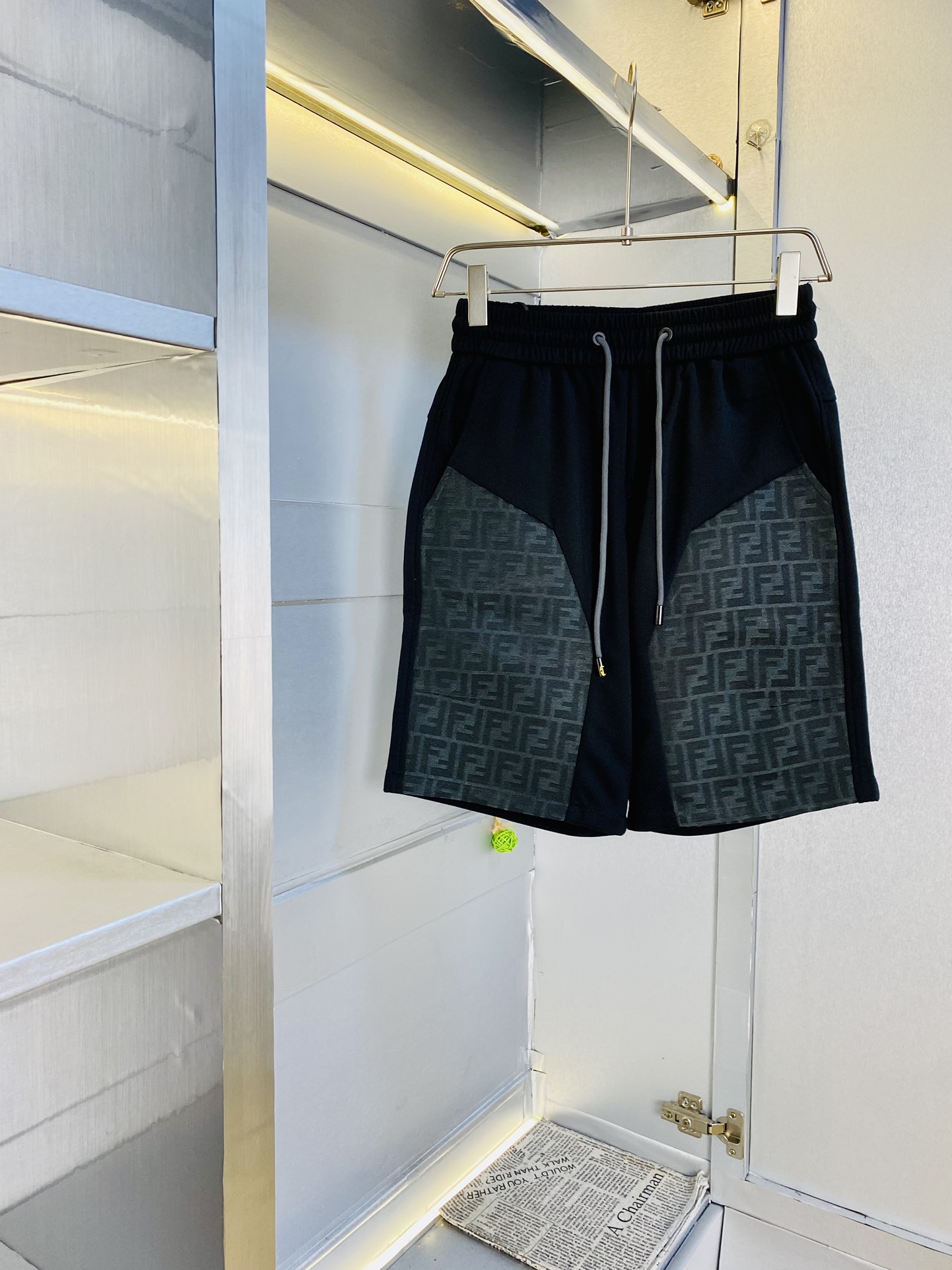 NO:510576,Gospel of Fatty Couple Style, 200 pounds to wear, Fendi, a big recommendation!  The latest version of the 2025 summer essential counter series shorts, beach pants, five-quarter pants, casual pants, high-end customized original hardware. The upper body effect is super positive, the leg lines are fully demonstrated, and the imported fabric is provided by all customers. The texture is tight and delicate, the upper body is very comfortable and stylish, and it is extremely practical and versatile, which is very worth buying!  Requested recommendations from old customers!  Number of codes: M-3XL, fendi, fendi, shorts, alexander wang19860909情侣款胖子福音 200斤可穿 芬迪Fendi 重磅推荐！2025夏季必备专柜系列最新款短裤沙滩裤五分裤休闲裤高端订制原版五金 上身效果超正,腿部线条完全得到彰显,全客供进口面料 纹理 紧致细腻,上身非常舒适有型,而且极为实穿百搭,非常值得入手！老客户必收推荐！ 码数:M-3XL,,fendi,fendi,shorts,alexander wang,Men's clothing