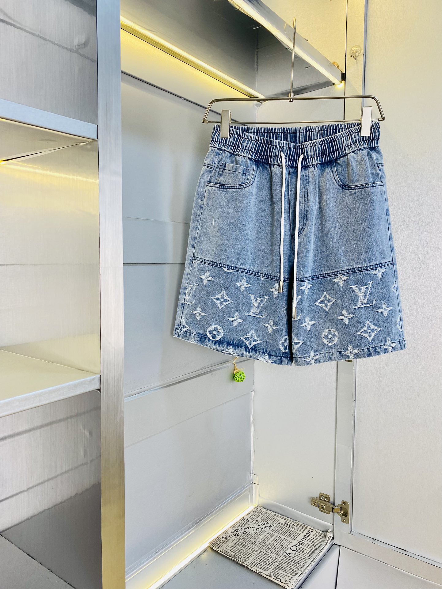 NO:480637,Gospel of Fatty Couple Style, 200 pounds to wear, Louis Vuitton Lv is recommended!  The latest shorts, beach pants, five-quarter pants, casual pants, jeans, jeans, high-end customized original hardware. The upper body effect is super positive, the leg lines are fully demonstrated, and all customers provide imported fabrics with a tight and delicate texture. The upper body is very comfortable and stylish, and it is extremely practical and versatile, which is very worth buying!  Requested recommendations from old customers!  Number of codes: M-3XL, louis vuitton,louis vuitton, shorts, jeans, alexander wang19860909情侣款胖子福音 200斤可穿 路易威登Lv重磅推荐！2025夏季必备专柜系列最新款短裤沙滩裤五分裤休闲裤牛仔裤牛仔短裤高端订制原版五金 上身效果超正,腿部线条完全得到彰显,全客供进口面料 纹理 紧致细腻,上身非常舒适有型,而且极为实穿百搭,非常值得入手！老客户必收推荐！ 码数:M-3XL,,louis vuitton,louis vuitton,shorts,jeans,alexander wang,Men's clothing