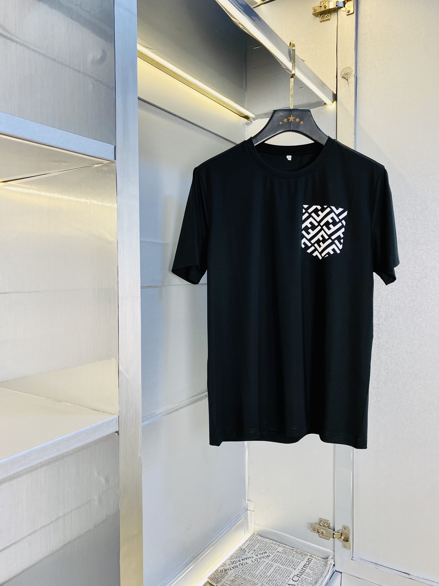 NO:452535,Wear 240 pounds, gospel of fat man, couple model, size M-6XL, Fendi Fendi original single quality, latest style, round neck short-sleeved T-shirt, selected counter customized top-grade double mercerized cotton imported fabric, all details are perfectly 1 to 1 replica, restore the authentic 100% original hardware, high-end customized auxiliary materials, original factory original standard, excellent upper body effect!  ,fendi,fendi,T-shirt,tees,t-shirt,alexander wang19860909穿240斤 胖子福音 情侣款 码数M-6XL 芬迪Fendi 原单品质 最新款 圆领短袖T恤衣服 精选专柜订制顶级双丝光棉进口面料 所有细节做工完美1比1复刻 还原正品百分百 原版五金 高端订制辅料 原厂原标 上身效果超赞！,,fendi,fendi,T-shirt,tees，t-shirt,alexander wang,Men's clothing