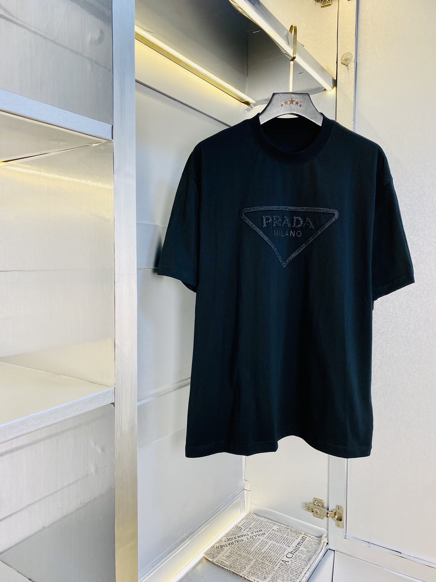 NO:450553,230 catties can be worn Prada Prada original quality 2025 latest men's short-sleeved T-shirt with high-end printed workmanship!  Selected counter custom-made pure cotton imported fabrics, all details are perfectly 1 to 1 replica, restore the authenticity 100% original hardware, high-end customized auxiliary materials, original factory original standard, excellent upper body effect!  S-XXL (/130-140 catties wear S), prada, prada, T-shirt, tees, t-shirt, alexander wang19860909可穿230斤 普拉达Prada 原单品质 2025最新款 男装短袖T恤 高级印花做工！精选专柜订制纯棉进口面料 所有细节做工完美1比1复刻 还原正品百分百 原版五金 高端订制辅料 原厂原标 上身效果超赞！码数S-XXL（/130-140斤穿S）,,prada,prada,T-shirt,tees，t-shirt,alexander wang,Men's clothing