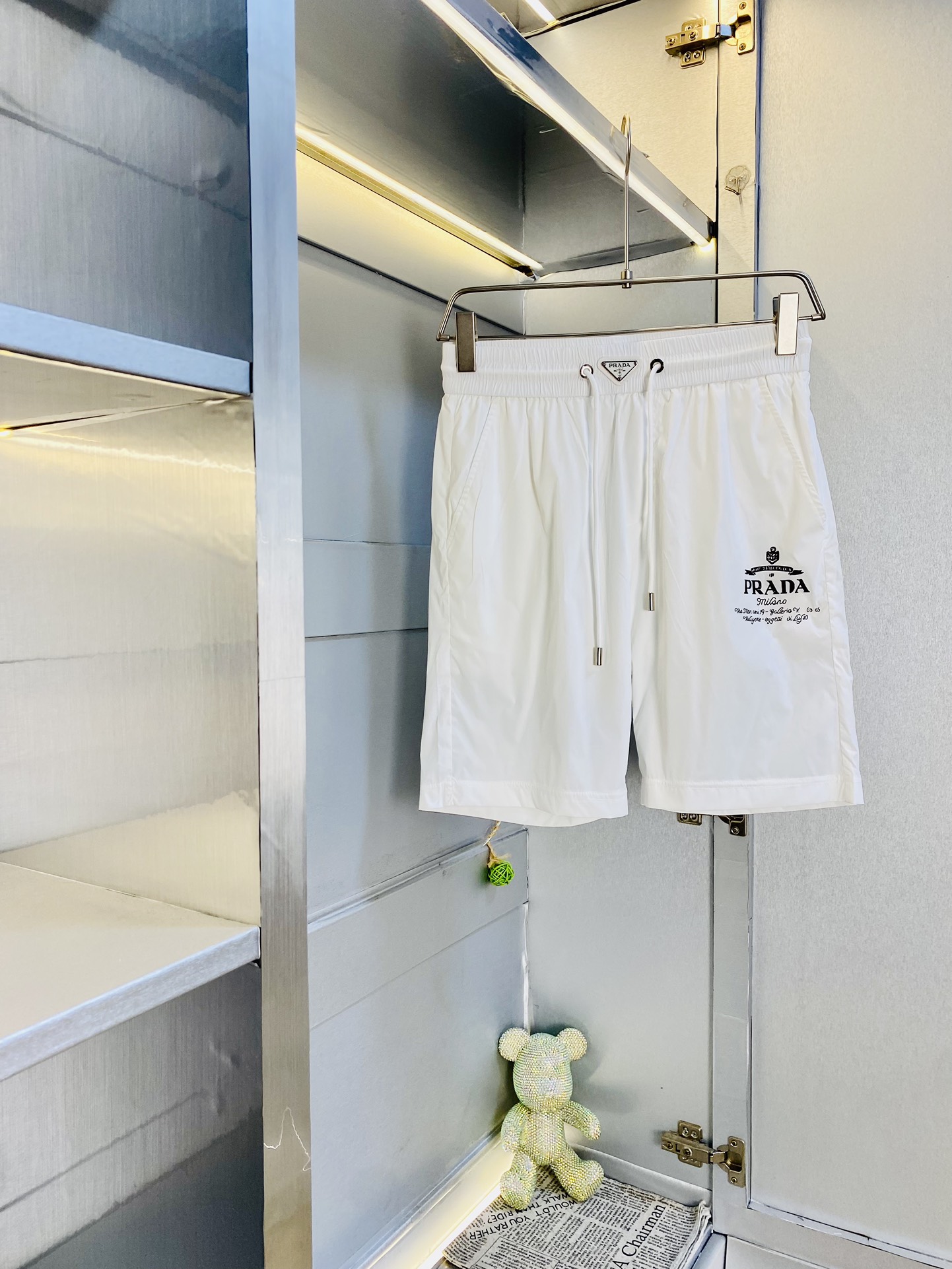 NO:509265,Original single product couple style can wear 220 kilograms Prada Prada 2025 summer new shorts available at the counter, with three specifications complete hardware belt logo, fashionable casual pants, quick-drying pants, quick-drying shorts, beach pants, five-quarter pants, imported original fabric, comfortable and breathable upper body, top craft pattern, waist craft thread surround, extremely high grade, super positive style, fashionable and stylish upper body!  A must-have item for spring and summer wardrobe!  Size M-4XL, prada, prada, shorts, alexander wang19860909原单货 情侣款可穿220斤 普拉达Prada 2025夏季新品短裤 专柜同步有售,三标齐全 五金带Logo,时尚休闲裤 速干裤 速干短裤 沙滩裤五分裤,进口原版面料,上身舒适透气,顶级工艺图案,腰围工艺螺纹围接,档次极高,版型超正,上身时尚有型！春夏衣橱必备单品！尺码M-4XL,,prada,prada,shorts,alexander wang,Men's clothing