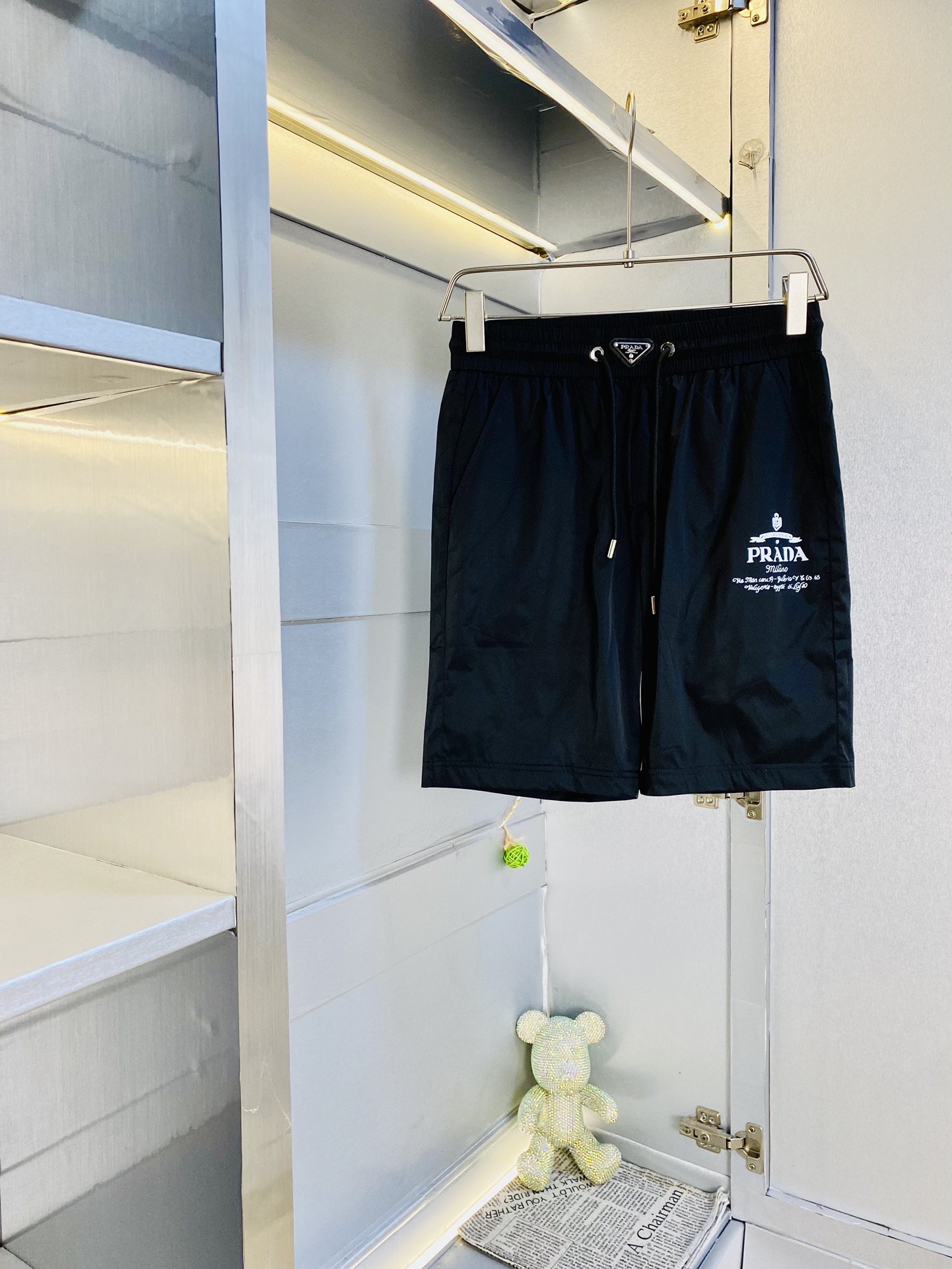 NO:511596,Original single product couple style can wear 220 kilograms Prada Prada summer shorts available at the same time, with three specifications complete, hardware belt logo, fashionable casual pants, quick-drying pants, quick-drying shorts, beach pants, five-quarter pants, imported original fabric, comfortable and breathable upper body, top craft pattern, waist craft thread surround, extremely high grade, super positive style, fashionable and stylish upper body!  A must-have item for spring and summer wardrobe!  Size M-4XL, prada, prada, shorts, alexander wang19860909原单货 情侣款可穿220斤 普拉达Prada 夏季新品短裤 专柜同步有售,三标齐全 五金带Logo,时尚休闲裤 速干裤 速干短裤 沙滩裤五分裤,进口原版面料,上身舒适透气,顶级工艺图案,腰围工艺螺纹围接,档次极高,版型超正,上身时尚有型！春夏衣橱必备单品！尺码M-4XL,,prada,prada,shorts,alexander wang,Men's clothing