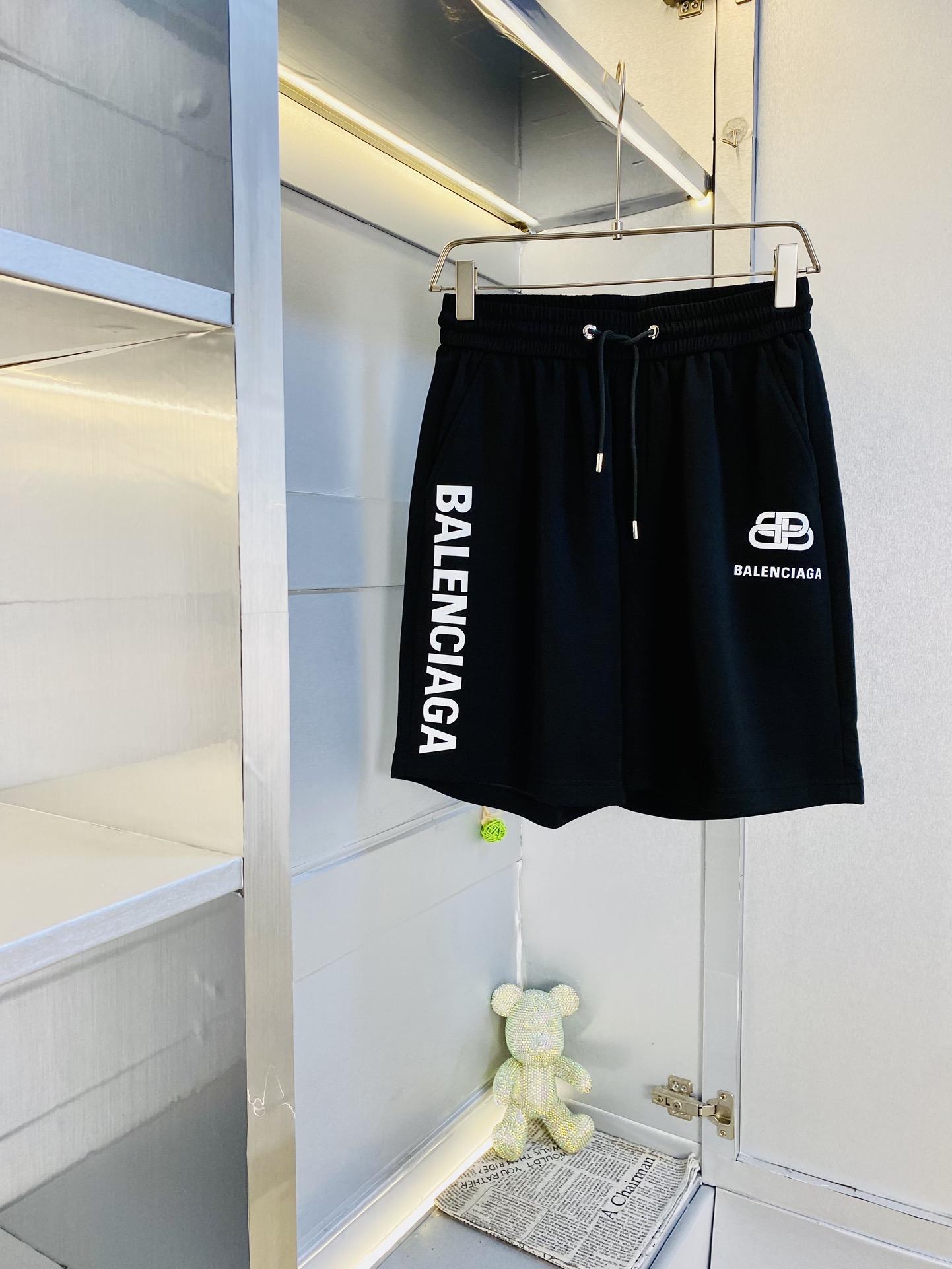 NO:474829,Gospel of Fatty Couple Style, 220 pounds to wear, Balenciaga, a big recommendation!  The latest version of the 2025 Spring and Summer must-have counter series of shorts, beach pants, five-quarter pants, casual pants, high-end customized original hardware. The upper body has super positive effect, the leg lines are fully demonstrated. The imported fabric is provided by all customers. The texture is tight and delicate. The upper body is very comfortable and stylish, and it is extremely practical and versatile, which is very worth buying!  Requested recommendations from old customers!  Number of codes: M-4XL, balenciaga, balenciaga, shorts, alexander wang19860909情侣款胖子福音 220斤可穿 巴黎世家Balenciaga 重磅推荐！2025春夏必备专柜系列最新款短裤沙滩裤五分裤休闲裤高端订制原版五金 上身效果超正,腿部线条完全得到彰显,全客供进口面料 纹理 紧致细腻,上身非常舒适有型,而且极为实穿百搭,非常值得入手！老客户必收推荐！ 码数:M-4XL,,balenciaga,balenciaga,shorts,alexander wang,Men's clothing