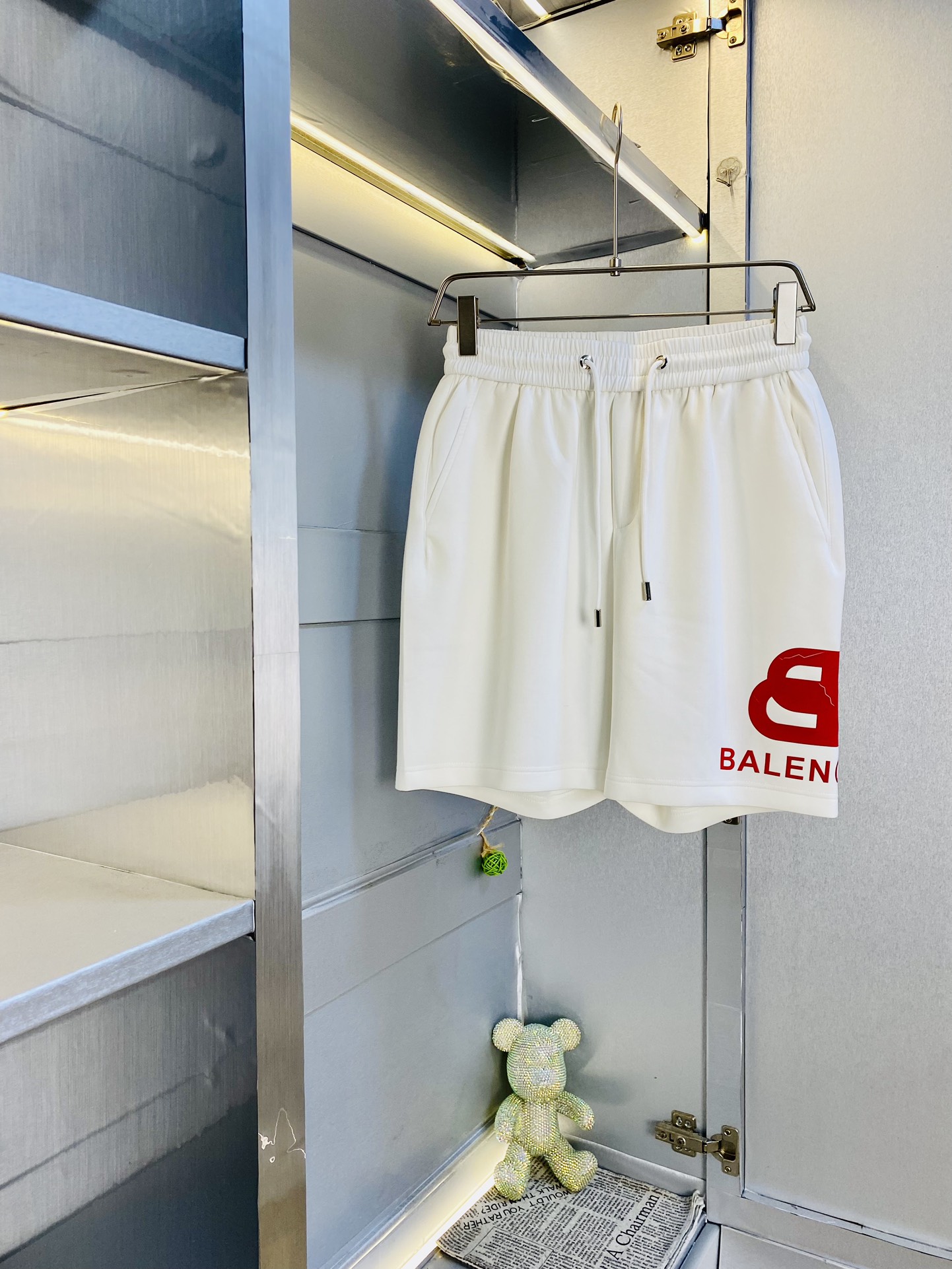 NO:510636,Gospel of Fatty Couple Style, 220 pounds to wear, Balenciaga, a big recommendation!  The latest version of the 2025 Spring and Summer must-have counter series of shorts, beach pants, five-quarter pants, casual pants, high-end customized original hardware. The upper body has super positive effect, the leg lines are fully demonstrated. The imported fabric is provided by all customers. The texture is tight and delicate. The upper body is very comfortable and stylish, and it is extremely practical and versatile, which is very worth buying!  Requested recommendations from old customers!  Number of codes: M-4XL, balenciaga, balenciaga, shorts, alexander wang19860909情侣款胖子福音 220斤可穿 巴黎世家Balenciaga 重磅推荐！2025春夏必备专柜系列最新款短裤沙滩裤五分裤休闲裤高端订制原版五金 上身效果超正,腿部线条完全得到彰显,全客供进口面料 纹理 紧致细腻,上身非常舒适有型,而且极为实穿百搭,非常值得入手！老客户必收推荐！ 码数:M-4XL,,balenciaga,balenciaga,shorts,alexander wang,Men's clothing