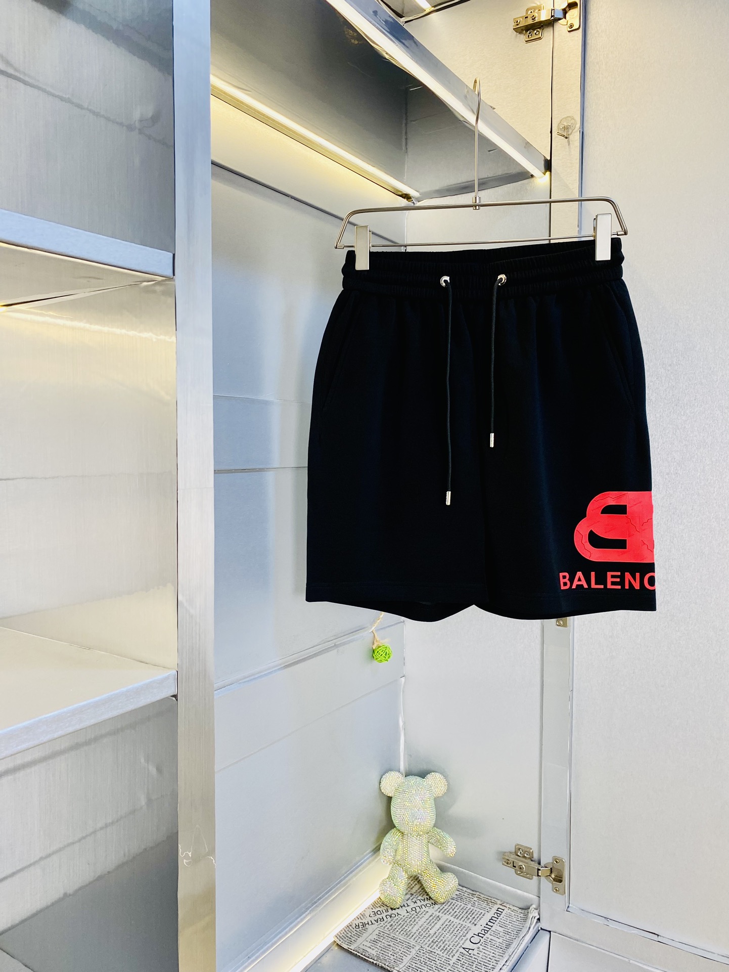 NO:509266,Gospel of Fatty Couple Style, 220 pounds to wear, Balenciaga, a big recommendation!  The latest version of the 2025 Spring and Summer must-have counter series of shorts, beach pants, five-quarter pants, casual pants, high-end customized original hardware. The upper body has super positive effect, the leg lines are fully demonstrated. The imported fabric is provided by all customers. The texture is tight and delicate. The upper body is very comfortable and stylish, and it is extremely practical and versatile, which is very worth buying!  Requested recommendations from old customers!  Number of codes: M-4XL, balenciaga, balenciaga, shorts, alexander wang19860909情侣款胖子福音 220斤可穿 巴黎世家Balenciaga 重磅推荐！2025春夏必备专柜系列最新款短裤沙滩裤五分裤休闲裤高端订制原版五金 上身效果超正,腿部线条完全得到彰显,全客供进口面料 纹理 紧致细腻,上身非常舒适有型,而且极为实穿百搭,非常值得入手！老客户必收推荐！ 码数:M-4XL,,balenciaga,balenciaga,shorts,alexander wang,Men's clothing