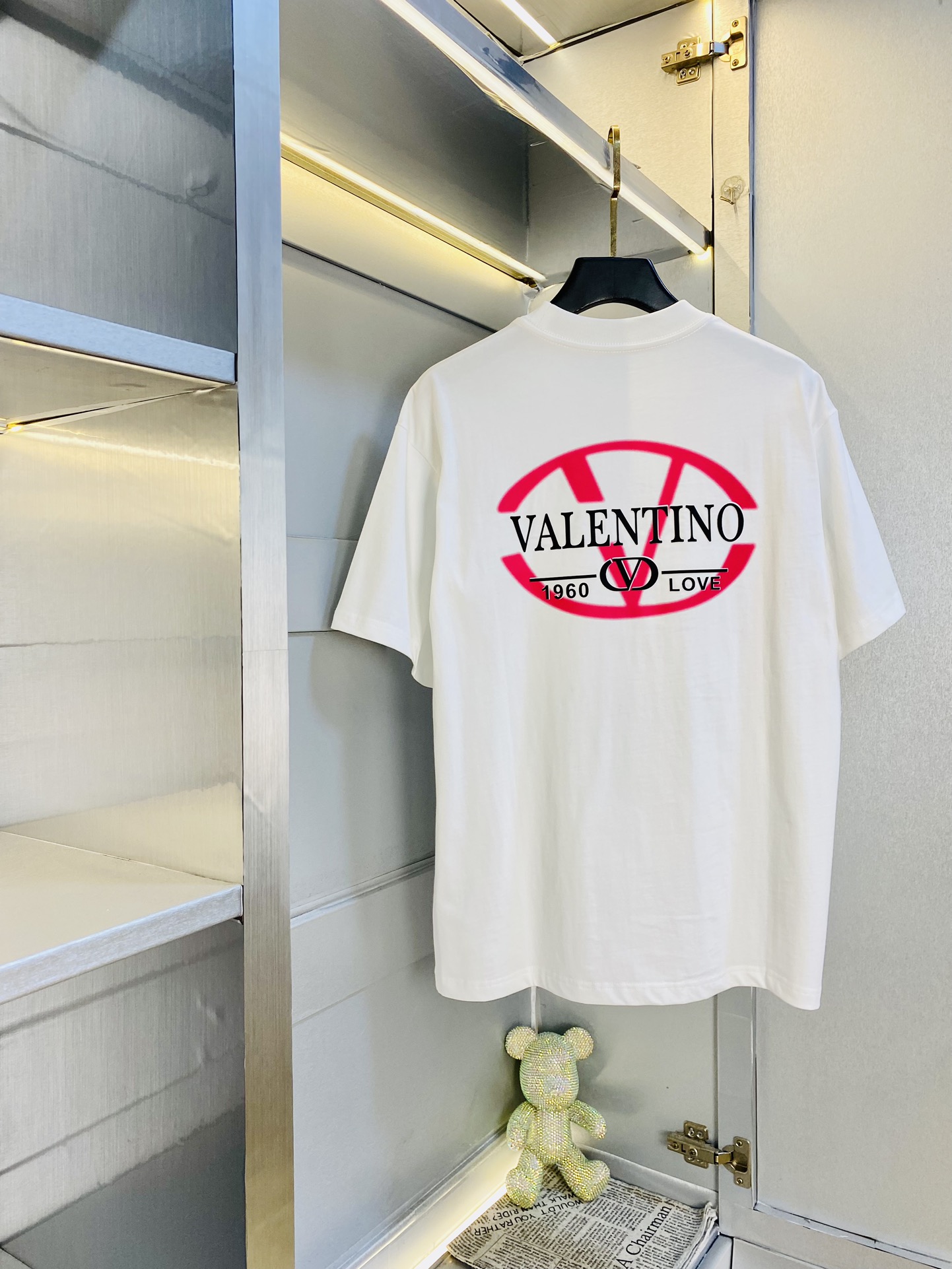 NO:480933,Wear 240 pounds, gospel of fat man, couple outfit Valentino Valentino Original quality 2025 latest model, short-sleeved T-shirt, selected counter customized top mercerized cotton imported fabric, all details are perfectly 1 to 1 replica, restore the authentic 100% original hardware, high-end customized auxiliary materials, original factory original standard, excellent upper body effect!  S-3XL (175/130 catties S), valentino, valentino, T-shirt, tees, t-shirt, alexander wang19860909穿240斤 胖子福音 情侣装华伦天奴Valentino 原单品质 2025最新款 短袖T恤 精选专柜订制顶级丝光棉进口面料 所有细节做工完美1比1复刻 还原正品百分百 原版五金 高端订制辅料 原厂原标 上身效果超赞！码数偏大S-3XL(175/130斤穿S),,valentino,valentino,T-shirt,tees，t-shirt,alexander wang,Men's clothing