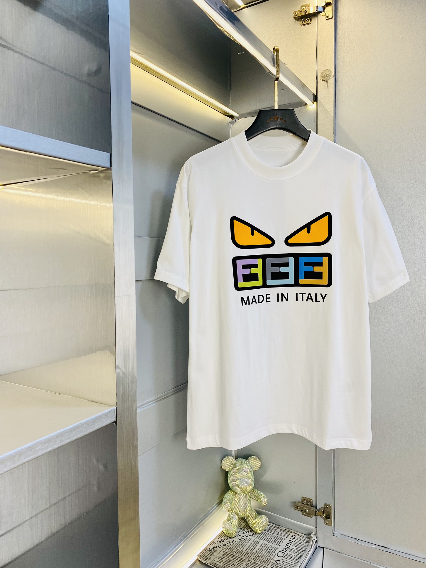 NO:472660,Wear 240 pounds, gospel of fat man, couple outfit Fendi original single quality, latest 2025 short-sleeved T-shirt, selected counter customized top mercerized cotton imported fabric, all details are perfectly 1 to 1 replica, restore the authentic 100% original hardware, high-end customized auxiliary materials, original factory original standard, excellent upper body effect!  S-3XL (175/130 catties S), fendi, fendi, T-shirt, tees, t-shirt, alexander wang19860909穿240斤 胖子福音 情侣装芬迪Fendi 原单品质 2025最新款 短袖T恤 精选专柜订制顶级丝光棉进口面料 所有细节做工完美1比1复刻 还原正品百分百 原版五金 高端订制辅料 原厂原标 上身效果超赞！码数偏大S-3XL(175/130斤穿S),,fendi,fendi,T-shirt,tees，t-shirt,alexander wang,Men's clothing