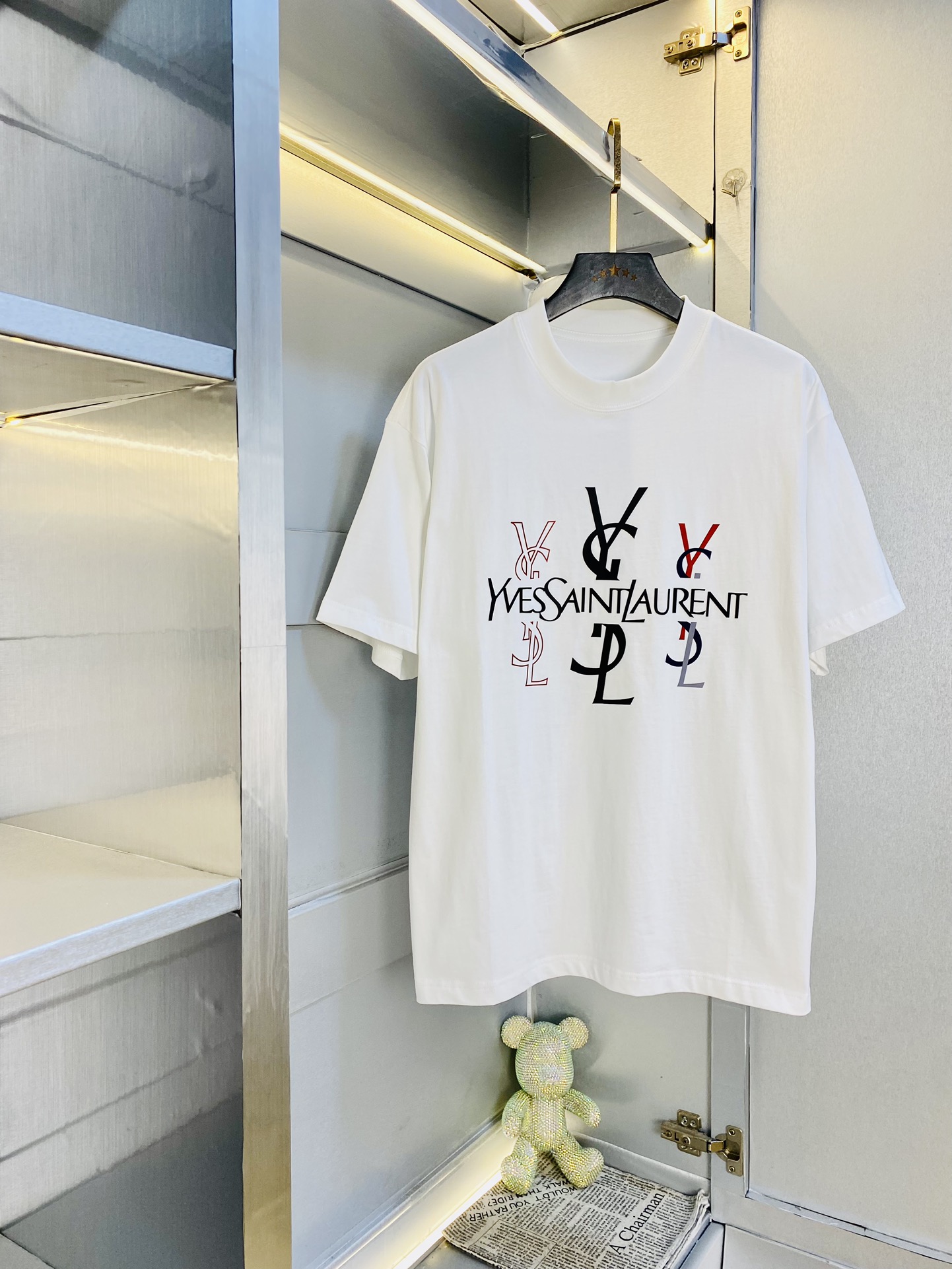 NO:503893,Wear 240 pounds, Fatty Gospel, Couple outfit, Saint Laurent YSL, Original quality, 2025 latest model, short-sleeved T-shirt, selected counter customized top mercerized cotton imported fabric, all details are perfectly 1 to 1 replica, restore the authentic 100% original hardware, high-end customized auxiliary materials, original factory original standard, excellent upper body effect!  S-3XL (175/130 catties S), saint laurent, saint laurent, T-shirt, tees, t-shirt, alexander wang19860909穿240斤 胖子福音 情侣装圣罗兰YSL 原单品质 2025最新款 短袖T恤 精选专柜订制顶级丝光棉进口面料 所有细节做工完美1比1复刻 还原正品百分百 原版五金 高端订制辅料 原厂原标 上身效果超赞！码数偏大S-3XL(175/130斤穿S),,saint laurent,saint laurent,T-shirt,tees，t-shirt,alexander wang,Men's clothing