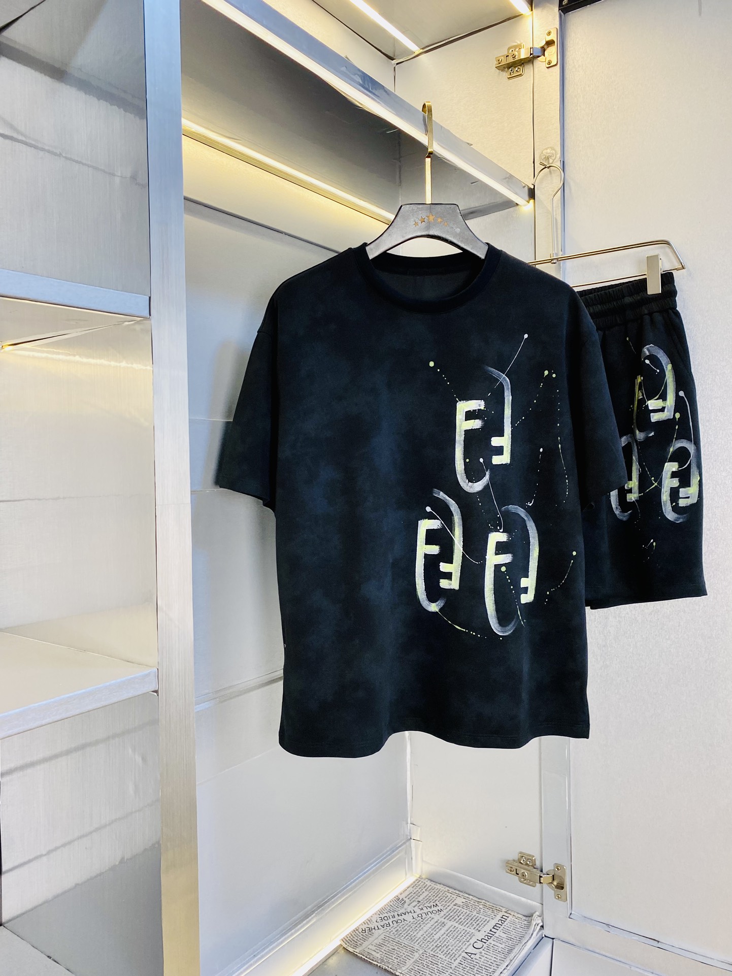 NO:450632,The original order of the official website can wear 220 kilograms Fendi Simple and fashionable Summer new suit Short-sleeved suit Shorts suits Very comfortable to wear, low-key and luxurious, very classy when worn, and there is no need to say much about the trouser style and cutting. The upper body is exquisite and vivid. The truly first-class quality is the real palace-grade casual pants elastic pants, which are made of Turkey cotton, and the most famous tannin cloth is excellent. The quality is excellent, and the pants are soft after heavy washing!  Straight-footed style, not picky, the upper body is absolutely stylish, extremely luxurious. Size: M-3XL (175/catties wear M), fendi, fendi, shorts, T-shirt, alexander wang19860909官网原单货 可穿220斤 芬迪Fendi 简约时尚 夏季夏款新款套装短袖套装短裤套装 身穿着非常舒适 低调不失奢华 穿出去非常有档次,裤型款式和裁剪亦无需多言 上身精致跃然.真正一等一顶级质料 真正殿堂级的休闲裤松紧裤,选用土耳其的棉花 生产出最有名的单宁布 品质卓然,经过重水洗使得裤子很柔软！直脚的版型 不挑人 上身绝对的有型 极度奢华.码数:M-3XL（175/斤穿M）,,fendi,fendi,shorts,T-shirt,alexander wang,Men's clothing