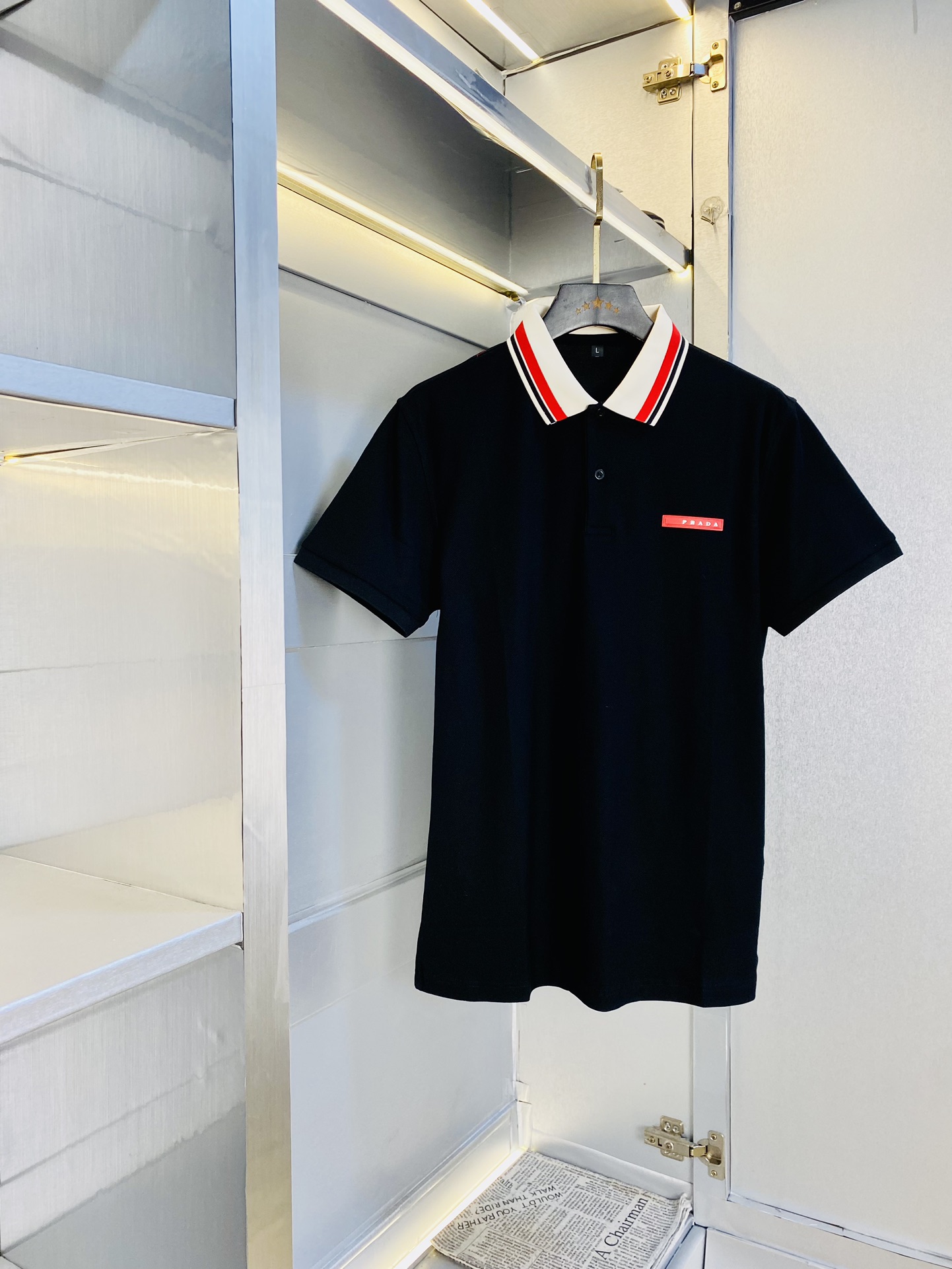 NO:497095,Original single item can be worn Prada Prada original single item quality Latest style Men's lapel short-sleeved T-shirt Polo shirt High-end printed workmanship!  Selected counters to customize the top-grade double mercerized bead flooring fabric. All details are perfectly crafted and replicated 100% authentic. Original hardware, high-end customized auxiliary materials, original factory original standard, excellent upper body effect!  Code number M-3XL, prada, prada, T-shirt,tees, t-shirt,alexander wang19860909原单货可穿斤 普拉达Prada 原单品质 最新款 男装翻领短袖T恤Polo衫 高级印花做工！精选专柜订制顶级双丝光珠地棉进口面料 所有细节做工完美1比1复刻 还原正品百分百 原版五金 高端订制辅料 原厂原标 上身效果超赞！码数M-3XL,,prada,prada,T-shirt,tees，t-shirt,alexander wang,Men's clothing