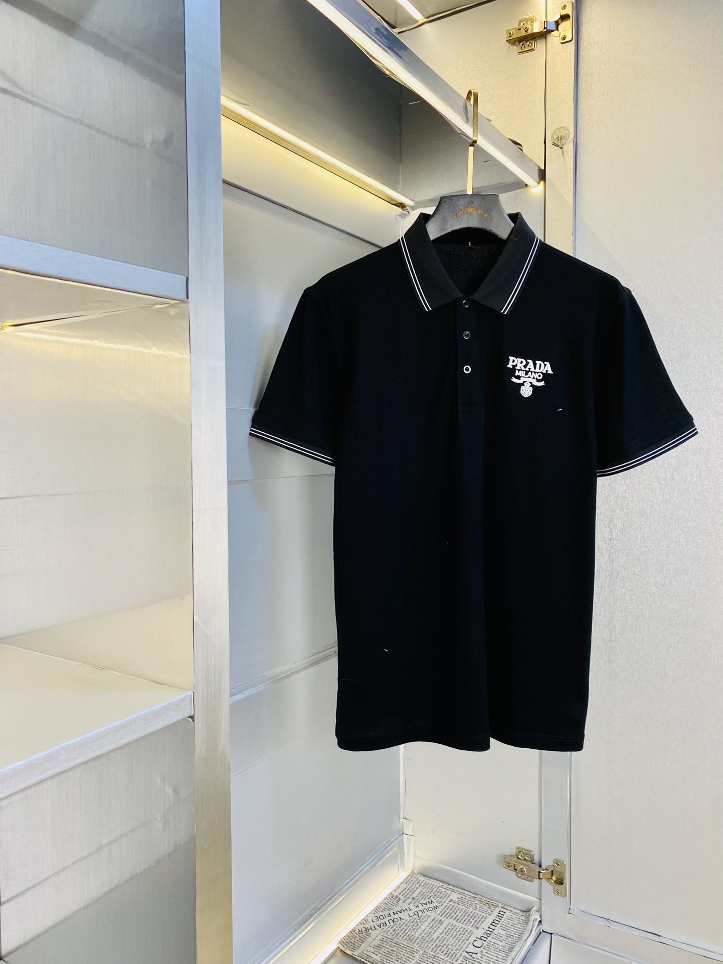 NO:450579,The original single product can wear 200 kilograms. Prada Prada original single quality. The latest model. Men's lapel short-sleeved T-shirt Polo shirt. High-end printed workmanship!  Selected counters to customize the top-grade double mercerized bead flooring fabric. All details are perfectly crafted and replicated 100% authentic. Original hardware, high-end customized auxiliary materials, original factory original standard, excellent upper body effect!  Code number M-3XL, prada, prada, T-shirt,tees, t-shirt,alexander wang19860909原单货可穿200斤 普拉达Prada 原单品质 2025最新款 男装翻领短袖T恤Polo衫 高级印花做工！精选专柜订制顶级双丝光珠地棉进口面料 所有细节做工完美1比1复刻 还原正品百分百 原版五金 高端订制辅料 原厂原标 上身效果超赞！码数M-3XL,,prada,prada,T-shirt,tees，t-shirt,alexander wang,Men's clothing