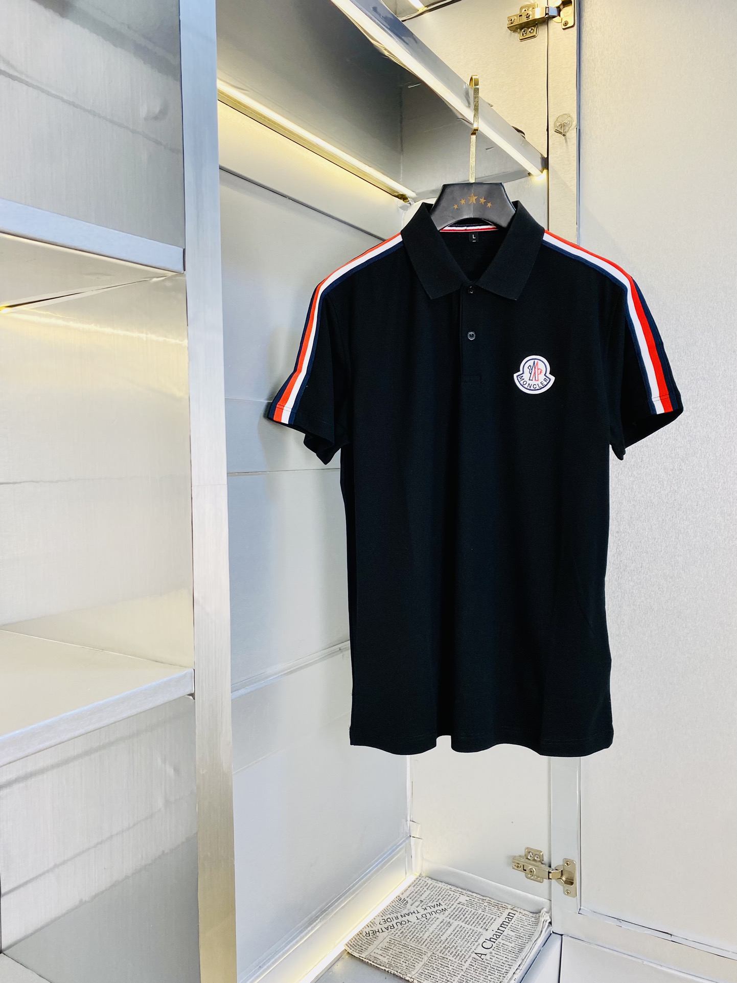 NO:450591,The original single product can wear 200 kilograms. The original single quality is 2025 latest model. Men's lapel short-sleeved T-shirt Polo shirt. High-end printed workmanship!  Selected counters to customize the top-grade double mercerized bead flooring fabric. All details are perfectly crafted and replicated 100% authentic. Original hardware, high-end customized auxiliary materials, original factory original standard, excellent upper body effect!  Code number M-3XL, Moncler, T-shirt,tees, t-shirt,alexander wang19860909原单货可穿200斤 蒙口Moncler 原单品质 2025最新款 男装翻领短袖T恤Polo衫 高级印花做工！精选专柜订制顶级双丝光珠地棉进口面料 所有细节做工完美1比1复刻 还原正品百分百 原版五金 高端订制辅料 原厂原标 上身效果超赞！码数M-3XL,,Moncler,T-shirt,tees，t-shirt,alexander wang,Men's clothing