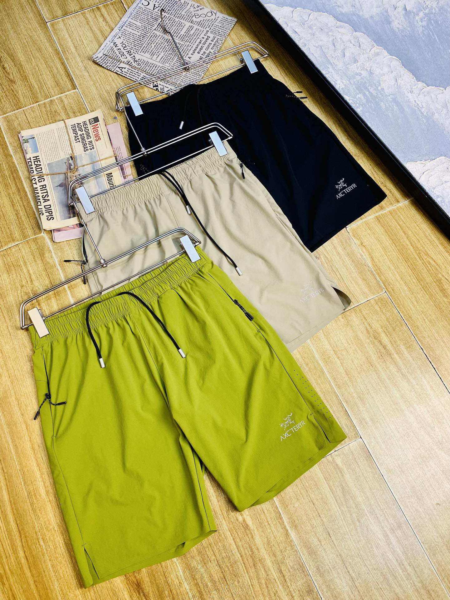 NO:452574,Original single product, couples can wear 220 kilograms. Archaeopteryx new summer shorts are available at the counter at the same time, complete three standards. Hardware belt logo, fashionable casual pants, quick-drying pants, quick-drying shorts, beach pants, five-quarter pants, imported original fabric, comfortable and breathable upper body, top craft pattern, waist craft thread surround, extremely high grade, super positive style, fashionable and stylish upper body!  A must-have item for spring and summer wardrobe!  Size M-4XL, arc'teryx, shorts, alexander wang19860909原单货 情侣款可穿220斤 始祖鸟Arcteryx 夏季新品短裤 专柜同步有售,三标齐全 五金带Logo,时尚休闲裤 速干裤 速干短裤 沙滩裤五分裤,进口原版面料,上身舒适透气,顶级工艺图案,腰围工艺螺纹围接,档次极高,版型超正,上身时尚有型！春夏衣橱必备单品！尺码M-4XL,arc'teryx,shorts,alexander wang,Men's clothing