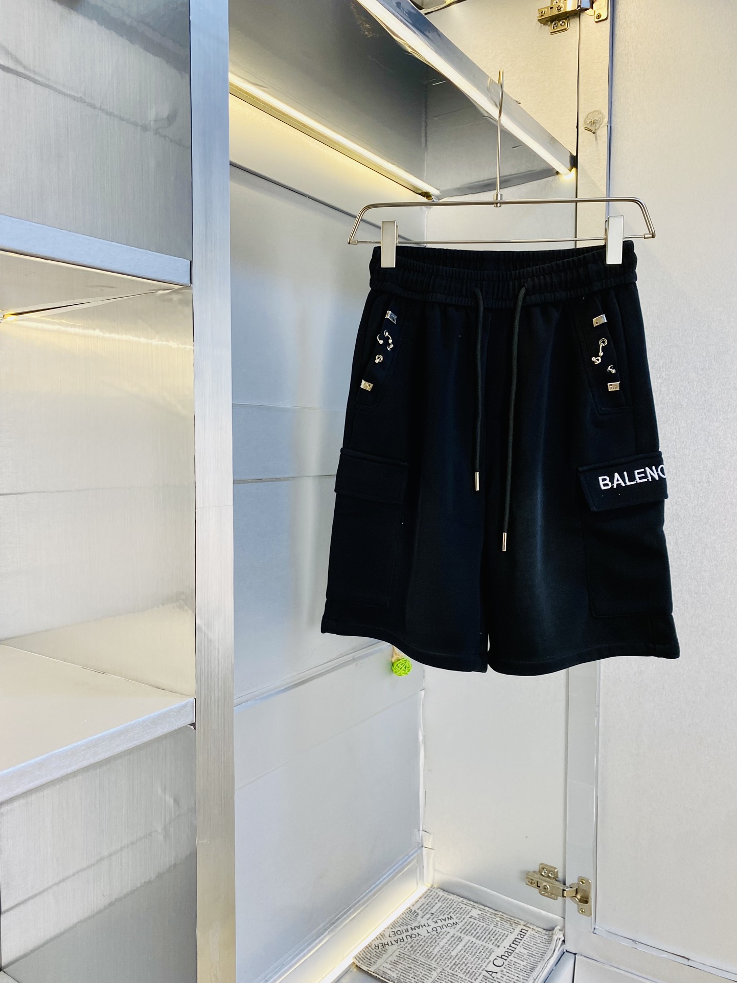 NO:454053,The gospel of Fatty Couple Style, 200 pounds to wear, Balenciaga, a big recommendation!  The latest summer must-have counter series shorts, beach pants, five-quarter pants, casual pants, high-end customized original hardware. The upper body effect is super positive, the leg lines are fully demonstrated, and the imported fabric is provided by all customers. The texture is tight and delicate, the upper body is very comfortable and stylish, and it is extremely practical and versatile, which is very worth buying!  Requested recommendations from old customers!  Number of codes: M-3XL, balenciaga, balenciaga, shorts, alexander wang19860909情侣款胖子福音 200斤可穿 巴黎世家Balenciaga 重磅推荐！夏季必备专柜系列最新款短裤沙滩裤五分裤休闲裤高端订制原版五金 上身效果超正,腿部线条完全得到彰显,全客供进口面料 纹理 紧致细腻,上身非常舒适有型,而且极为实穿百搭,非常值得入手！老客户必收推荐！ 码数:M-3XL,,balenciaga,balenciaga,shorts,alexander wang,Men's clothing