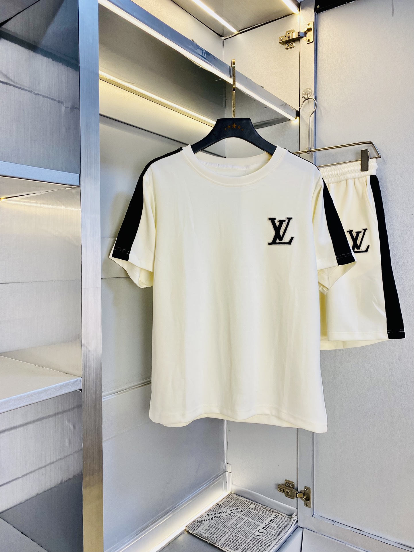 NO:513791,The official website original product Louis Vuitton Lv Simple and fashionable Summer new summer suit Short sleeve suit Shorts suits Very comfortable to wear, low-key and luxurious, very classy when worn, no need to say much about the trouser style and cutting, the upper body is exquisite and vivid. The truly first-class quality is the real palace-grade casual pants elastic pants, which are made of Turkey cotton, and produce the most famous tannin cloth. The quality is excellent, and the pants are heavy washing makes the pants very soft!  Straight-footed style, not picky, the upper body is absolutely stylish, extremely luxurious. Size: S-XL (175/130 catties wear S), louis vuitton, louis vuitton, shorts, T-shirt, alexander wang19860909官网原单货 路易威登Lv 简约时尚 夏季夏款新款套装短袖套装短裤套装 身穿着非常舒适 低调不失奢华 穿出去非常有档次,裤型款式和裁剪亦无需多言 上身精致跃然.真正一等一顶级质料 真正殿堂级的休闲裤松紧裤,选用土耳其的棉花 生产出最有名的单宁布 品质卓然,经过重水洗使得裤子很柔软！直脚的版型 不挑人 上身绝对的有型 极度奢华.码数:S-XL（175/130斤穿S）,,louis vuitton,louis vuitton,shorts,T-shirt,alexander wang,Men's clothing