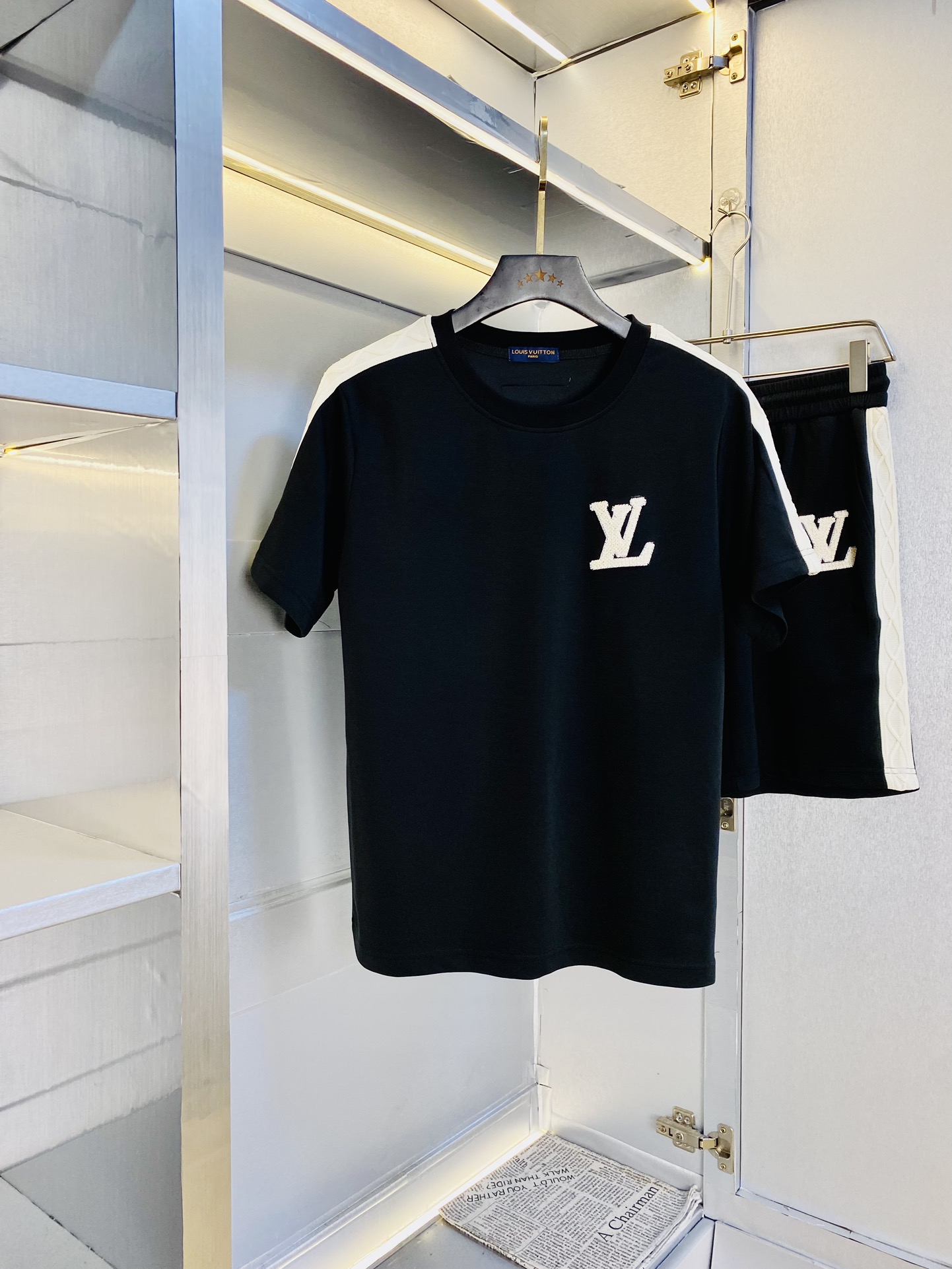 NO:450626,The official website original item can wear 220 kilograms Louis Vuitton Lv Simple and fashionable Summer new summer suit Short sleeve suit Shorts suit Very comfortable to wear, low-key and luxurious, very classy when worn, no need to say much about the trouser style and cutting, the upper body is exquisite and vivid. The truly first-class quality is the real palace-grade casual pants elastic pants, which are made of Turkey cotton, and produce the most famous tannin cloth. The quality is excellent, and the pants are heavy washing makes the pants very soft!  Straight-footed style, not picky, the upper body is absolutely stylish, extremely luxurious. Number of sizes: M-3XL (175/catties wear M), louis vuitton,louis vuitton, shorts, T-shirt, alexander wang19860909官网原单货 可穿220斤 路易威登Lv 简约时尚 夏季夏款新款套装短袖套装短裤套装 身穿着非常舒适 低调不失奢华 穿出去非常有档次,裤型款式和裁剪亦无需多言 上身精致跃然.真正一等一顶级质料 真正殿堂级的休闲裤松紧裤,选用土耳其的棉花 生产出最有名的单宁布 品质卓然,经过重水洗使得裤子很柔软！直脚的版型 不挑人 上身绝对的有型 极度奢华.码数:M-3XL（175/斤穿M）,,louis vuitton,louis vuitton,shorts,T-shirt,alexander wang,Men's clothing