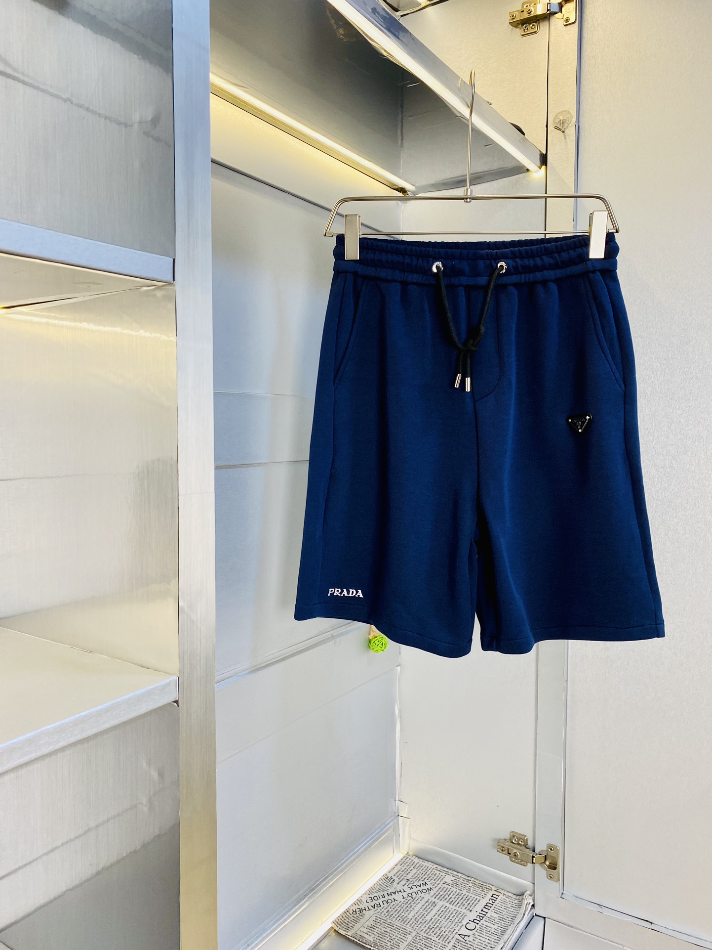 NO:480638,The gospel of Fatty Couple Style 200 pounds to wear Prada Prada is a big recommendation!  The latest version of the 2025 summer essential counter series shorts, beach pants, five-quarter pants, casual pants, high-end customized original hardware. The upper body effect is super positive, the leg lines are fully demonstrated, and the imported fabric is provided by all customers. The texture is tight and delicate, the upper body is very comfortable and stylish, and it is extremely practical and versatile, which is very worth buying!  Requested recommendations from old customers!  Number of codes: M-3XL, prada, prada, shorts, alexander wang19860909情侣款胖子福音 200斤可穿 普拉达Prada 重磅推荐！2025夏季必备专柜系列最新款短裤沙滩裤五分裤休闲裤高端订制原版五金 上身效果超正,腿部线条完全得到彰显,全客供进口面料 纹理 紧致细腻,上身非常舒适有型,而且极为实穿百搭,非常值得入手！老客户必收推荐！ 码数:M-3XL,,prada,prada,shorts,alexander wang,Men's clothing