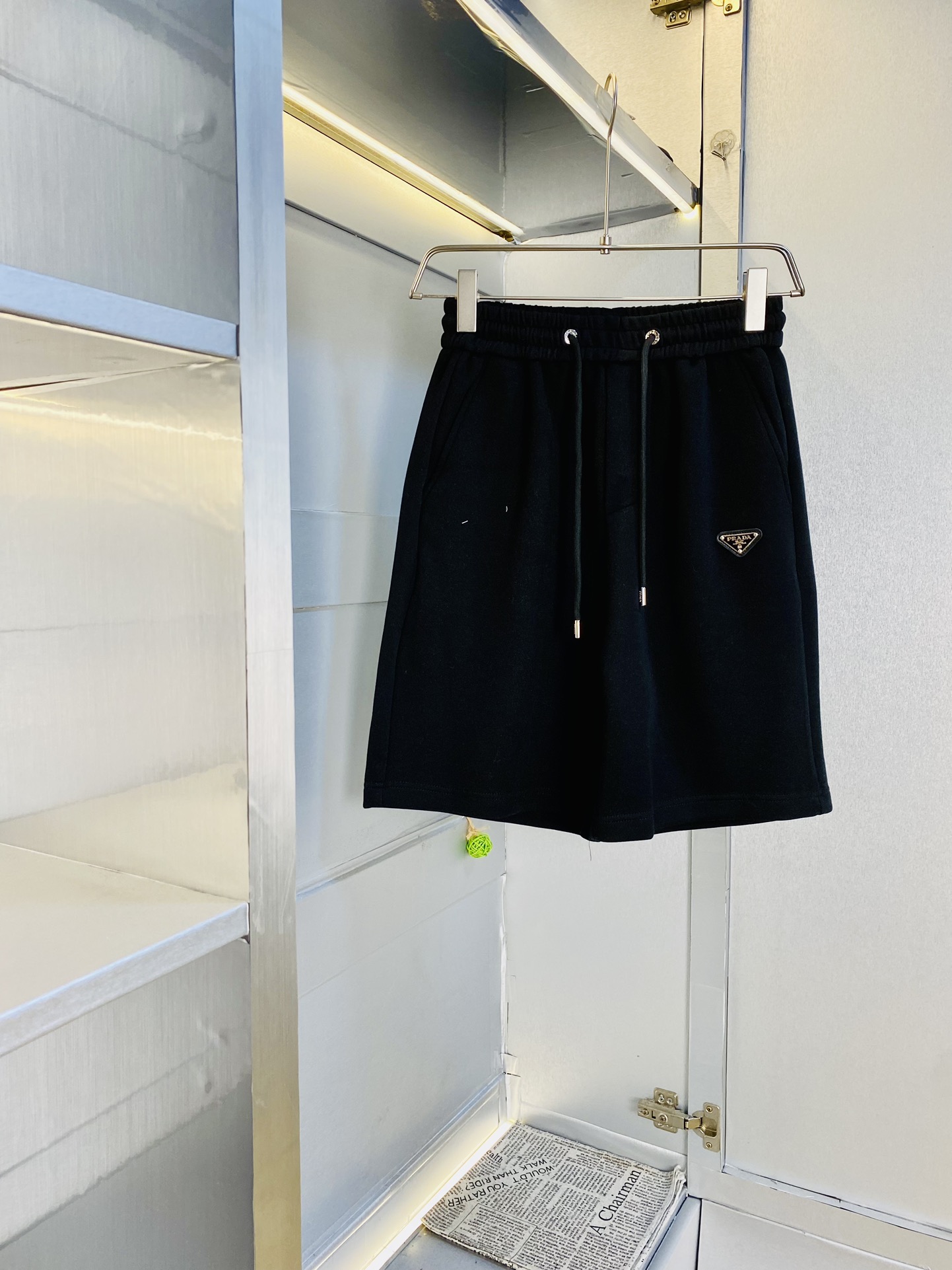 NO:510584,The gospel of Fatty Couple Style 200 pounds to wear Prada Prada is a big recommendation!  The latest version of the 2025 summer essential counter series shorts, beach pants, five-quarter pants, casual pants, high-end customized original hardware. The upper body effect is super positive, the leg lines are fully demonstrated, and the imported fabric is provided by all customers. The texture is tight and delicate, the upper body is very comfortable and stylish, and it is extremely practical and versatile, which is very worth buying!  Requested recommendations from old customers!  Number of codes: M-3XL, prada, prada, shorts, alexander wang19860909情侣款胖子福音 200斤可穿 普拉达Prada 重磅推荐！2025夏季必备专柜系列最新款短裤沙滩裤五分裤休闲裤高端订制原版五金 上身效果超正,腿部线条完全得到彰显,全客供进口面料 纹理 紧致细腻,上身非常舒适有型,而且极为实穿百搭,非常值得入手！老客户必收推荐！ 码数:M-3XL,,prada,prada,shorts,alexander wang,Men's clothing