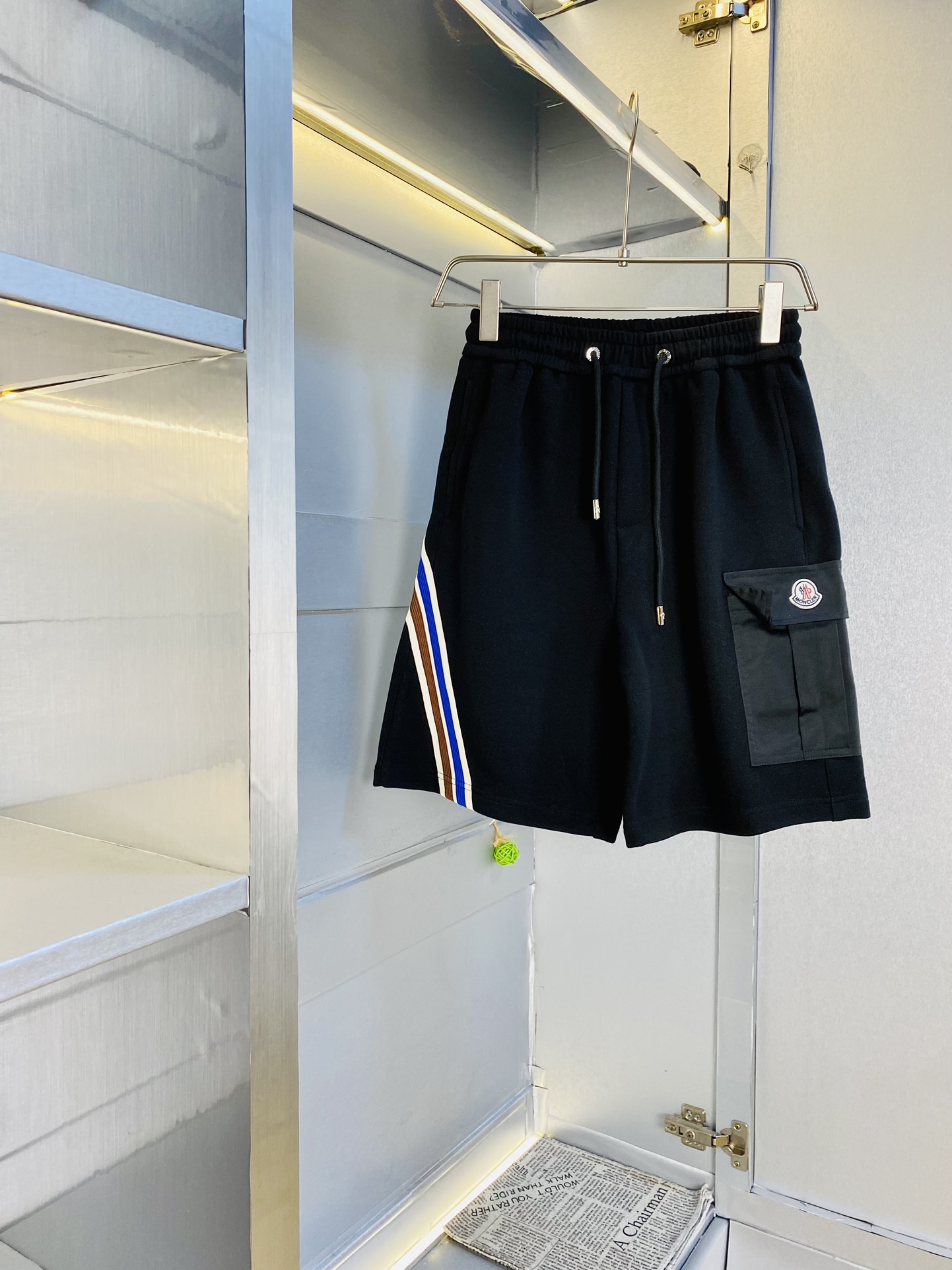 NO:424609,Gospel of Fatty Couple Style, pounds to wear, and a heavy recommendation for Moncler on the mouth!  The latest summer must-have counter series shorts, beach pants, five-quarter pants, casual pants, high-end customized original hardware. The upper body effect is super positive, the leg lines are fully demonstrated, and the imported fabric is provided by all customers. The texture is tight and delicate, the upper body is very comfortable and stylish, and it is extremely practical and versatile, which is very worth buying!  Requested recommendations from old customers!  Number of codes: M-3XL, Moncler, shorts, alexander wang19860909情侣款胖子福音 斤可穿 蒙口Moncler重磅推荐！夏季必备专柜系列最新款短裤沙滩裤五分裤休闲裤高端订制原版五金 上身效果超正,腿部线条完全得到彰显,全客供进口面料 纹理 紧致细腻,上身非常舒适有型,而且极为实穿百搭,非常值得入手！老客户必收推荐！ 码数:M-3XL,,Moncler,shorts,alexander wang,Men's clothing