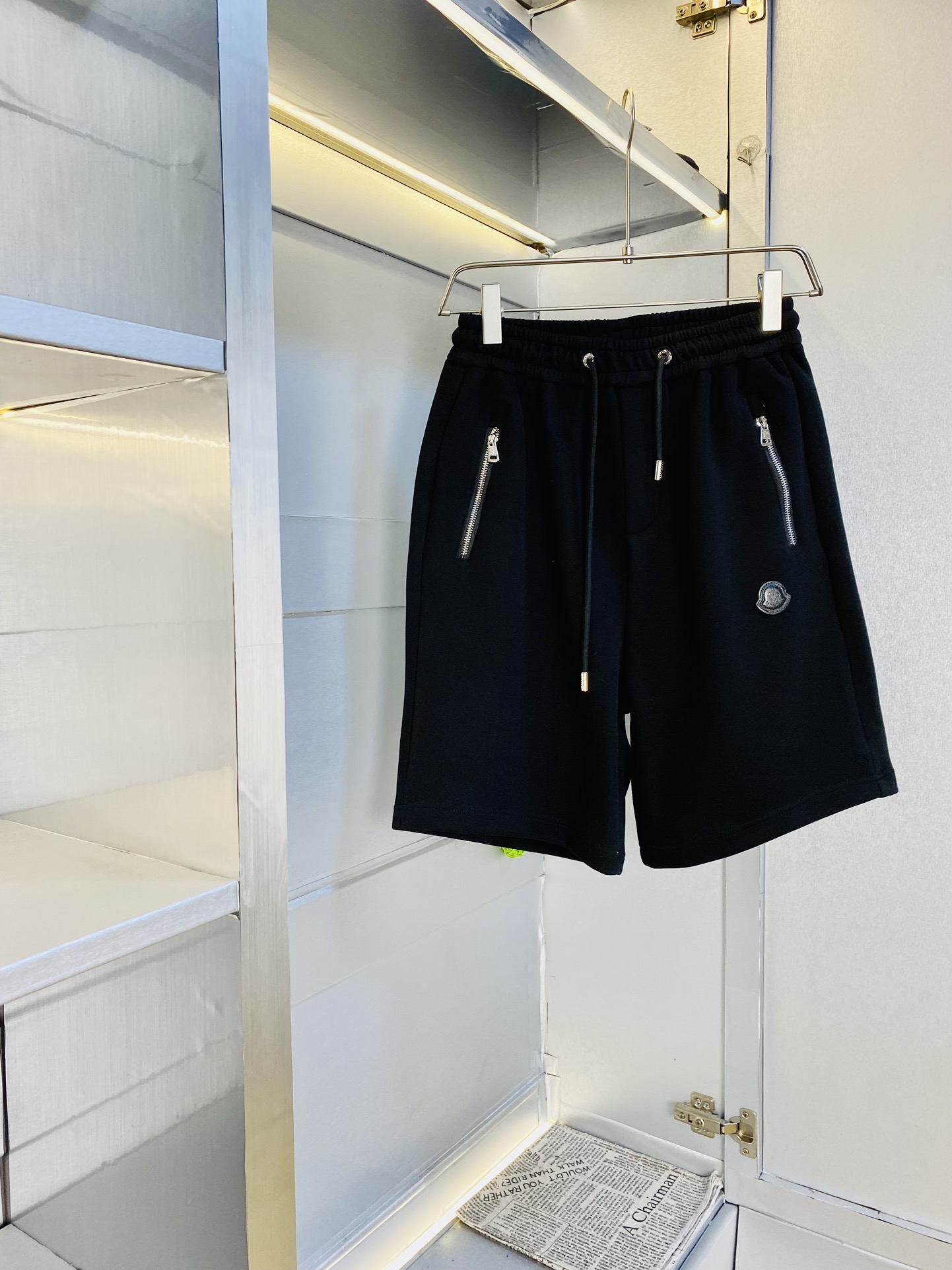 NO:510587,Gospel of Fatty Couple Style, 200 pounds to wear, a heavy recommendation for Moncler on the mouth!  The latest version of the 2025 summer essential counter series shorts, beach pants, five-quarter pants, casual pants, high-end customized original hardware. The upper body effect is super positive, the leg lines are fully demonstrated, and the imported fabric is provided by all customers. The texture is tight and delicate, the upper body is very comfortable and stylish, and it is extremely practical and versatile, which is very worth buying!  Requested recommendations from old customers!  Number of codes: M-3XL, Moncler, shorts, alexander wang19860909情侣款胖子福音 200斤可穿 蒙口Moncler重磅推荐！2025夏季必备专柜系列最新款短裤沙滩裤五分裤休闲裤高端订制原版五金 上身效果超正,腿部线条完全得到彰显,全客供进口面料 纹理 紧致细腻,上身非常舒适有型,而且极为实穿百搭,非常值得入手！老客户必收推荐！ 码数:M-3XL,,Moncler,shorts,alexander wang,Men's clothing