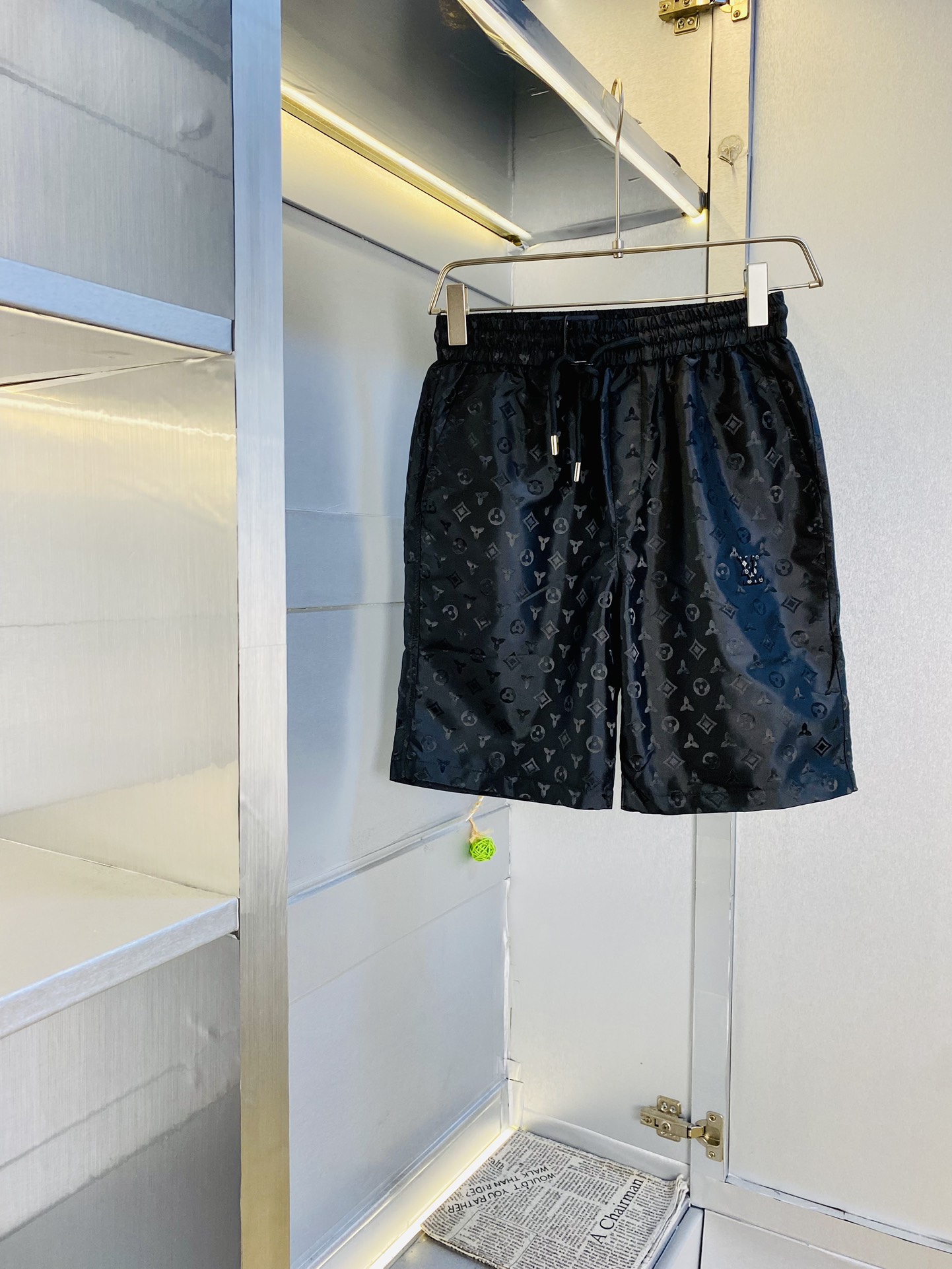 NO:509241,The gospel of the couple's fat man, 200 pounds to wear, Louis Vuitton Lv, a big recommendation!  The latest version of the 2025 summer essential counter series shorts, beach pants, quick-drying pants, quick-drying shorts, casual pants, high-end customized original hardware, the upper body effect is super positive, the leg lines are fully demonstrated, and the imported fabric is provided by all customers, the texture is tight and delicate, the upper body is very comfortable and stylish, and it is extremely practical and versatile, which is very worth buying!  Requested recommendations from old customers!  Number of codes: M-3XL, louis vuitton,louis vuitton, shorts,alexander wang19860909情侣款胖子福音 200斤可穿 路易威登Lv 重磅推荐！2025夏季必备专柜系列最新款短裤沙滩裤速干裤速干短裤休闲裤高端订制原版五金 上身效果超正,腿部线条完全得到彰显,全客供进口面料 纹理 紧致细腻,上身非常舒适有型,而且极为实穿百搭,非常值得入手！老客户必收推荐！ 码数:M-3XL,,louis vuitton,louis vuitton,shorts,alexander wang,Men's clothing