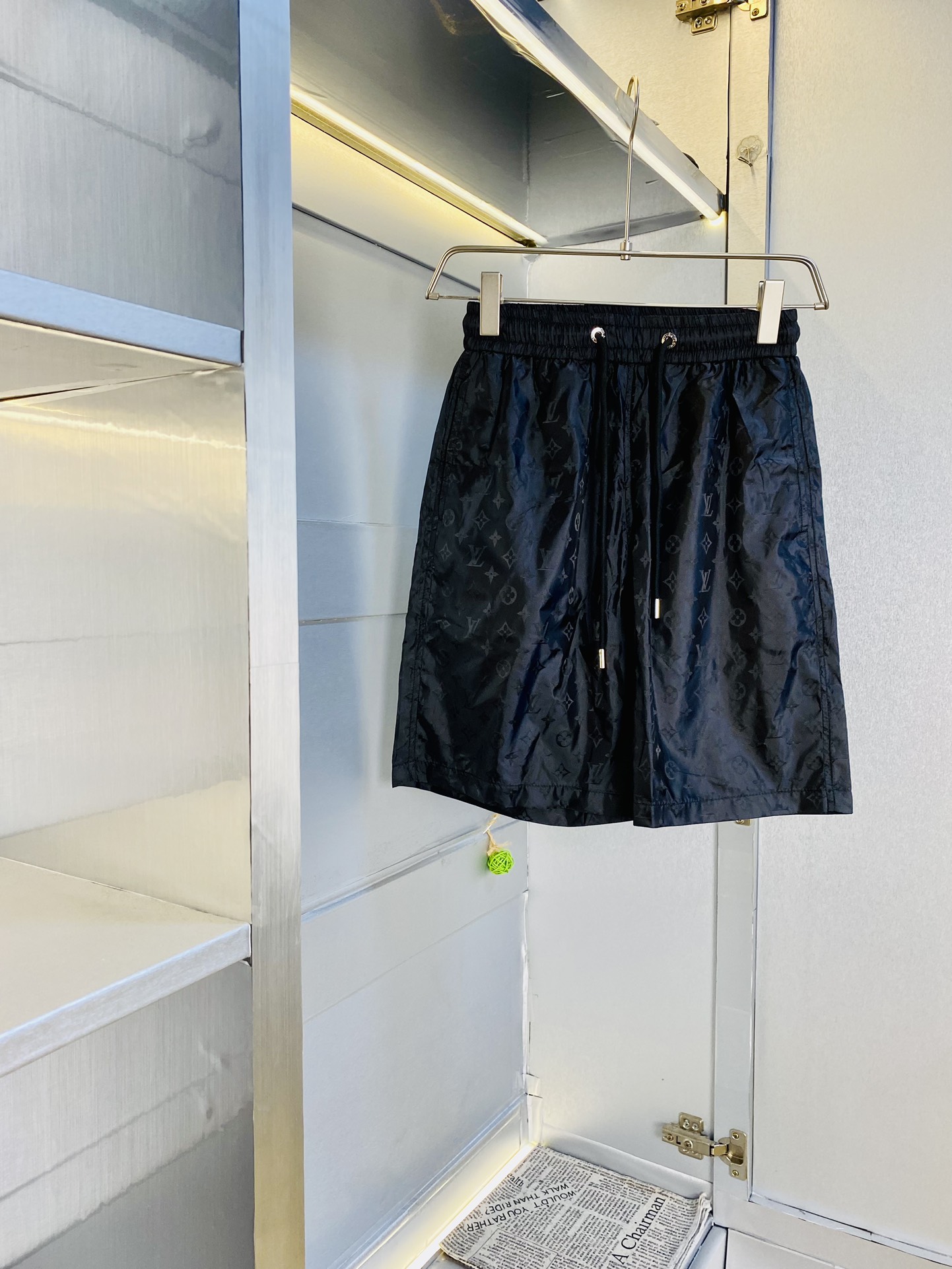 NO:446741,The gospel of the couple's fat man, 200 pounds to wear, Louis Vuitton Lv, a big recommendation!  The latest summer must-have counter series shorts, beach pants, quick-drying pants, quick-drying shorts, casual pants, high-end customized original hardware, the upper body effect is super positive, the leg lines are fully demonstrated, and the imported fabric is provided by all customers, the texture is tight and delicate, the upper body is very comfortable and stylish, and it is extremely practical and versatile, which is very worth buying!  Requested recommendations from old customers!  Number of codes: M-3XL, louis vuitton,louis vuitton, shorts,alexander wang19860909情侣款胖子福音 200斤可穿 路易威登Lv 重磅推荐！夏季必备专柜系列最新款短裤沙滩裤速干裤速干短裤休闲裤高端订制原版五金 上身效果超正,腿部线条完全得到彰显,全客供进口面料 纹理 紧致细腻,上身非常舒适有型,而且极为实穿百搭,非常值得入手！老客户必收推荐！ 码数:M-3XL,,louis vuitton,louis vuitton,shorts,alexander wang,Men's clothing