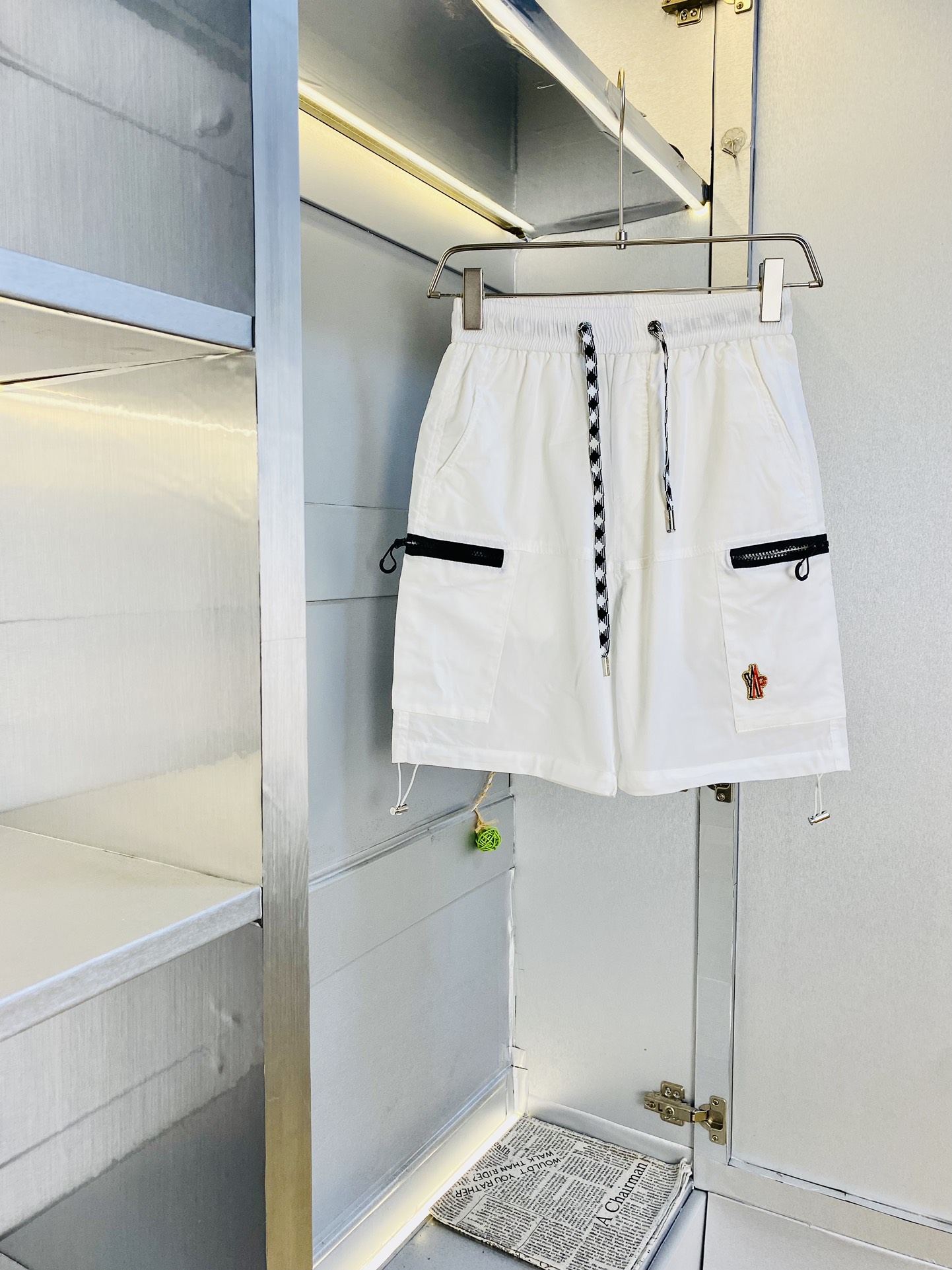 NO:509244,Gospel of Fatty Couple Style 200 pounds to wear, Moncler, a heavy recommendation!  The latest version of the 2025 summer essential counter series shorts, beach pants, quick-drying pants, quick-drying shorts, casual pants, high-end customized original hardware, the upper body effect is super positive, the leg lines are fully demonstrated, and the imported fabric is provided by all customers, the texture is tight and delicate, the upper body is very comfortable and stylish, and it is extremely practical and versatile, which is very worth buying!  Requested recommendations from old customers!  Number of codes: M-3XL, Moncler, shorts, alexander wang19860909情侣款胖子福音 200斤可穿 蒙口Moncler 重磅推荐！2025夏季必备专柜系列最新款短裤沙滩裤速干裤速干短裤休闲裤高端订制原版五金 上身效果超正,腿部线条完全得到彰显,全客供进口面料 纹理 紧致细腻,上身非常舒适有型,而且极为实穿百搭,非常值得入手！老客户必收推荐！ 码数:M-3XL,,Moncler,shorts,alexander wang,Men's clothing