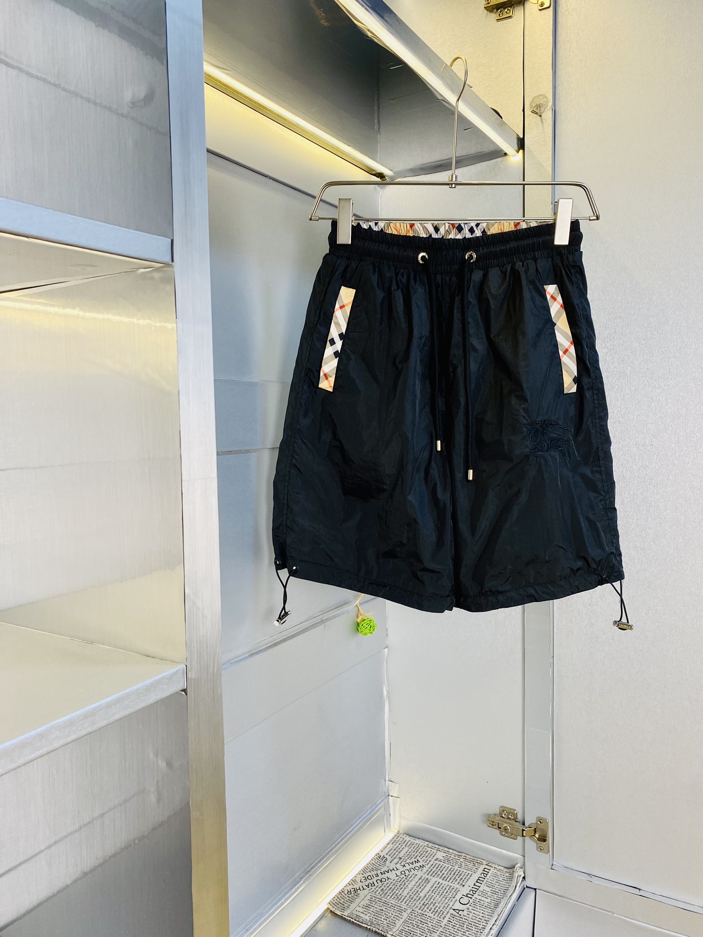 NO:480698,Wear on both sides!  The gospel of Fatty Couple Style, 200 pounds to wear, Burberry's heavy recommendation!  The latest version of the 2025 summer essential counter series shorts, beach pants, quick-drying pants, quick-drying shorts, casual pants, high-end customized original hardware, the upper body effect is super positive, the leg lines are fully demonstrated, and all customers provide imported fabrics, texture is tight and delicate, the upper body is very comfortable and stylish, and it is extremely practical and versatile, which is very worth buying!  Requested recommendations from old customers!  Number of codes: M-3XL, burberry, burberry, shorts, alexander wang19860909双面穿！ 情侣款胖子福音 200斤可穿 巴宝莉Burberry重磅推荐！2025夏季必备专柜系列最新款短裤沙滩裤速干裤速干短裤休闲裤高端订制原版五金 上身效果超正,腿部线条完全得到彰显,全客供进口面料 纹理 紧致细腻,上身非常舒适有型,而且极为实穿百搭,非常值得入手！老客户必收推荐！ 码数:M-3XL,,burberry,burberry,shorts,alexander wang,Men's clothing