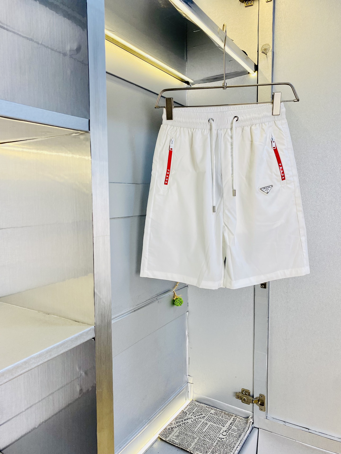 NO:446749,Gospel of Fatty Couple Style, 200 pounds to wear, Prada is a big recommendation!  The latest summer must-have counter series shorts, beach pants, quick-drying pants, quick-drying shorts, casual pants, high-end customized original hardware, the upper body effect is super positive, the leg lines are fully demonstrated, and the imported fabric is provided by all customers, the texture is tight and delicate, the upper body is very comfortable and stylish, and it is extremely practical and versatile, which is very worth buying!  Requested recommendations from old customers!  Number of codes: M-3XL, prada, prada, shorts, alexander wang19860909情侣款胖子福音 200斤可穿 普拉达Prada重磅推荐！夏季必备专柜系列最新款短裤沙滩裤速干裤速干短裤休闲裤高端订制原版五金 上身效果超正,腿部线条完全得到彰显,全客供进口面料 纹理 紧致细腻,上身非常舒适有型,而且极为实穿百搭,非常值得入手！老客户必收推荐！ 码数:M-3XL,,prada,prada,shorts,alexander wang,Men's clothing