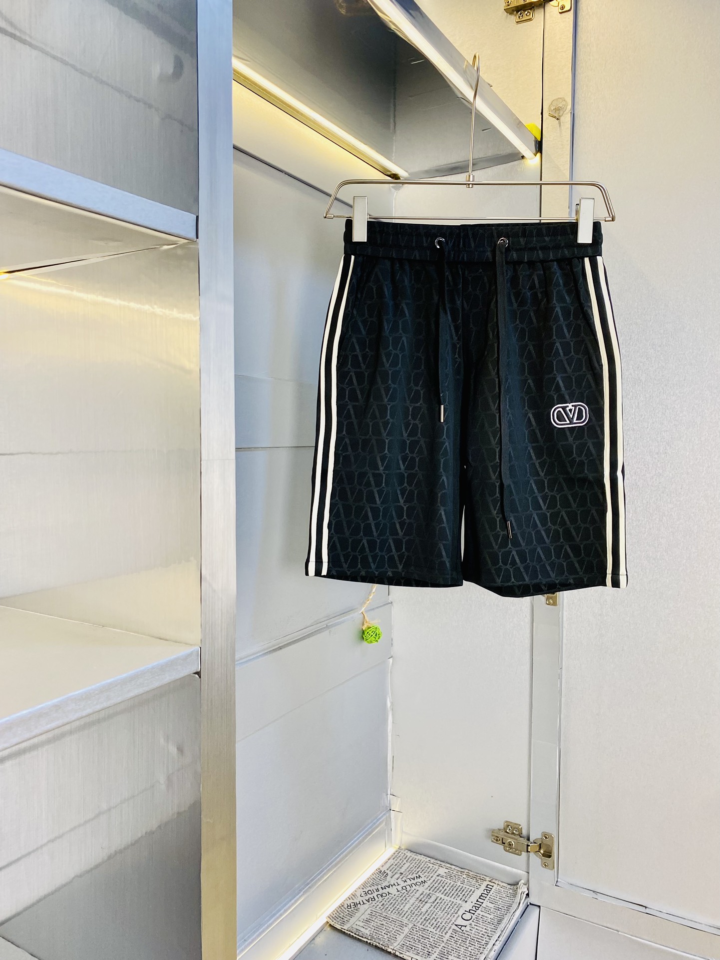 NO:452509,Gospel of Fatty Couple Style, 200 pounds to wear, Valentino Valentino is a big recommendation!  The latest summer must-have counter series shorts, beach pants, five-quarter pants, casual pants, high-end customized original hardware. The upper body effect is super positive, the leg lines are fully demonstrated, and the imported fabric is provided by all customers. The texture is tight and delicate, the upper body is very comfortable and stylish, and it is extremely practical and versatile, which is very worth buying!  Requested recommendations from old customers!  Code count: M-3XL, valentino, valentino, shorts, alexander wang19860909情侣款胖子福音 200斤可穿 华伦天奴Valentino 重磅推荐！夏季必备专柜系列最新款短裤沙滩裤五分裤休闲裤高端订制原版五金 上身效果超正,腿部线条完全得到彰显,全客供进口面料 纹理 紧致细腻,上身非常舒适有型,而且极为实穿百搭,非常值得入手！老客户必收推荐！ 码数:M-3XL,,valentino,valentino,shorts,alexander wang,Men's clothing