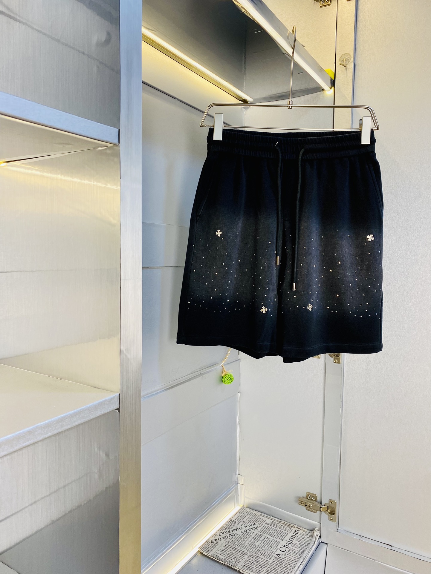 NO:462915,The Gospel of Fatty Couple Style, 200 pounds to wear, Croxin Chrome Hearts is a big recommendation!  The latest version of the 2025 summer essential counter series shorts, beach pants, five-quarter pants, casual pants, high-end customized original hardware. The upper body effect is super positive, the leg lines are fully demonstrated, and the imported fabric is provided by all customers. The texture is tight and delicate, the upper body is very comfortable and stylish, and it is extremely practical and versatile, which is very worth buying!  Requested recommendations from old customers!  Number of codes: M-3XL, chrome hearts, chrome hearts, shorts, alexander wang19860909情侣款胖子福音 200斤可穿 克罗心Chrome Hearts重磅推荐！2025夏季必备专柜系列最新款短裤沙滩裤五分裤休闲裤高端订制原版五金 上身效果超正,腿部线条完全得到彰显,全客供进口面料 纹理 紧致细腻,上身非常舒适有型,而且极为实穿百搭,非常值得入手！老客户必收推荐！ 码数:M-3XL,,chrome hearts,chrome hearts,shorts,alexander wang,Men's clothing