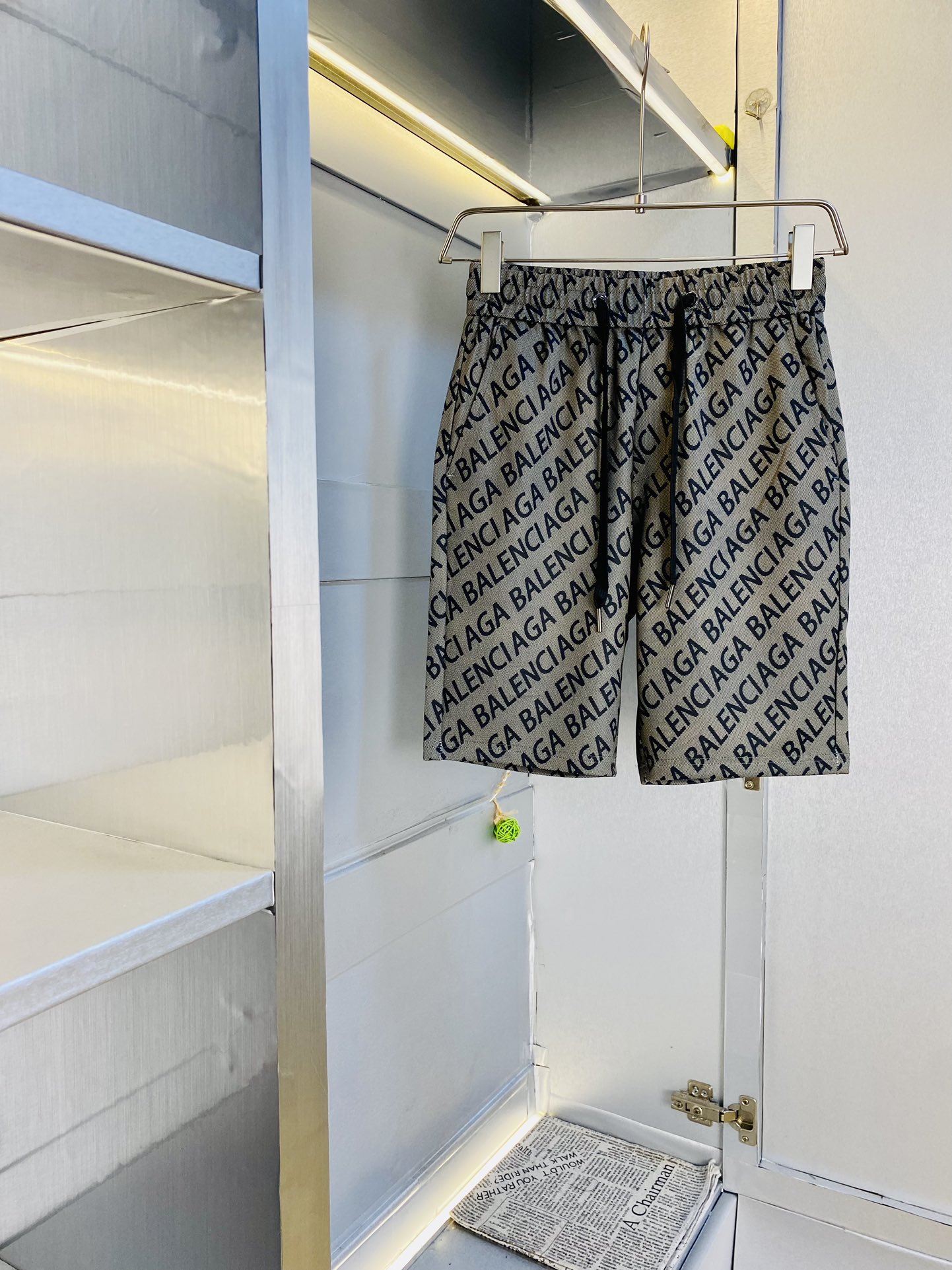 NO:452514,Gospel of Fatty Couple Style, 200 pounds to wear, Balenciaga is recommended!  The latest summer must-have counter series shorts, beach pants, five-quarter pants, casual pants, high-end customized original hardware. The upper body effect is super positive, the leg lines are fully demonstrated, and the imported fabric is provided by all customers. The texture is tight and delicate, the upper body is very comfortable and stylish, and it is extremely practical and versatile, which is very worth buying!  Requested recommendations from old customers!  Number of codes: M-3XL, balenciaga, balenciaga, shorts, alexander wang19860909情侣款胖子福音 200斤可穿 巴黎世家Balenciaga重磅推荐！夏季必备专柜系列最新款短裤沙滩裤五分裤休闲裤高端订制原版五金 上身效果超正,腿部线条完全得到彰显,全客供进口面料 纹理 紧致细腻,上身非常舒适有型,而且极为实穿百搭,非常值得入手！老客户必收推荐！ 码数:M-3XL,,balenciaga,balenciaga,shorts,alexander wang,Men's clothing