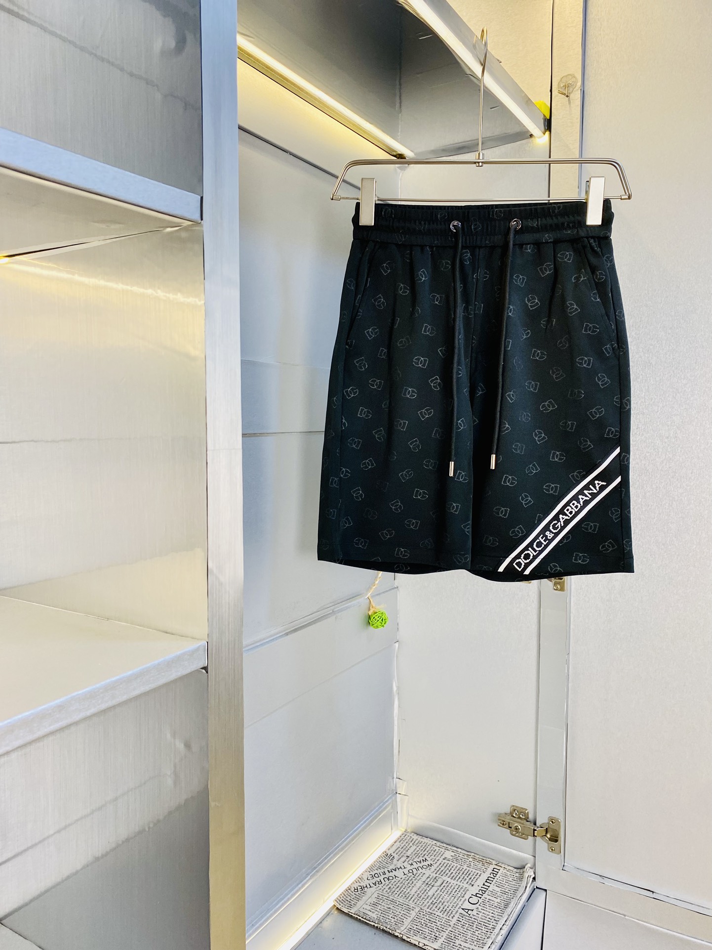 NO:462856,The gospel of Fatty Couple Model 200 pounds to wear, Dolce & Gabbana DG, a big recommendation!  The latest version of the 2025 summer essential counter series shorts, beach pants, five-quarter pants, casual pants, high-end customized original hardware. The upper body effect is super positive, the leg lines are fully demonstrated, and the imported fabric is provided by all customers. The texture is tight and delicate, the upper body is very comfortable and stylish, and it is extremely practical and versatile, which is very worth buying!  Requested recommendations from old customers!  Number of codes: M-3XL, Dolce & Gabbana, shorts, alexander wang19860909情侣款胖子福音 200斤可穿 杜嘉班纳DG 重磅推荐！2025夏季必备专柜系列最新款短裤沙滩裤五分裤休闲裤高端订制原版五金 上身效果超正,腿部线条完全得到彰显,全客供进口面料 纹理 紧致细腻,上身非常舒适有型,而且极为实穿百搭,非常值得入手！老客户必收推荐！ 码数:M-3XL,,Dolce&Gabbana,shorts,alexander wang,Men's clothing