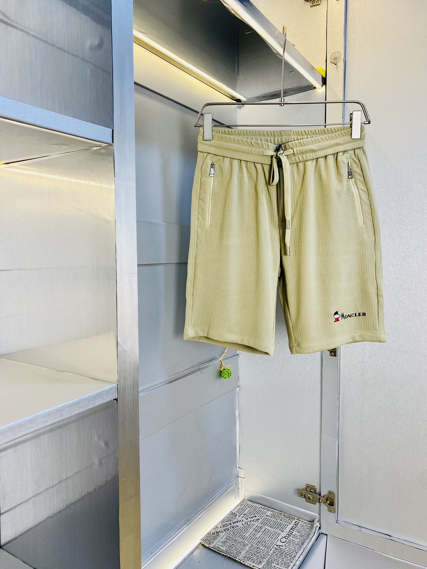 NO:420743,Gospel of Fatty Couple Style, poundable and squid Moncler, a big recommendation!  The latest summer must-have counter series shorts, beach pants, five-quarter pants, casual pants, high-end customized original hardware. The upper body effect is super positive, the leg lines are fully demonstrated, and the imported fabric is provided by all customers. The texture is tight and delicate, the upper body is very comfortable and stylish, and it is extremely practical and versatile, which is very worth buying!  Requested recommendations from old customers!  Number of codes: M-3XL, Moncler, shorts, alexander wang19860909情侣款胖子福音 斤可穿 蒙口Moncler 重磅推荐！夏季必备专柜系列最新款短裤沙滩裤五分裤休闲裤高端订制原版五金 上身效果超正,腿部线条完全得到彰显,全客供进口面料 纹理 紧致细腻,上身非常舒适有型,而且极为实穿百搭,非常值得入手！老客户必收推荐！ 码数:M-3XL,,Moncler,shorts,alexander wang,Men's clothing