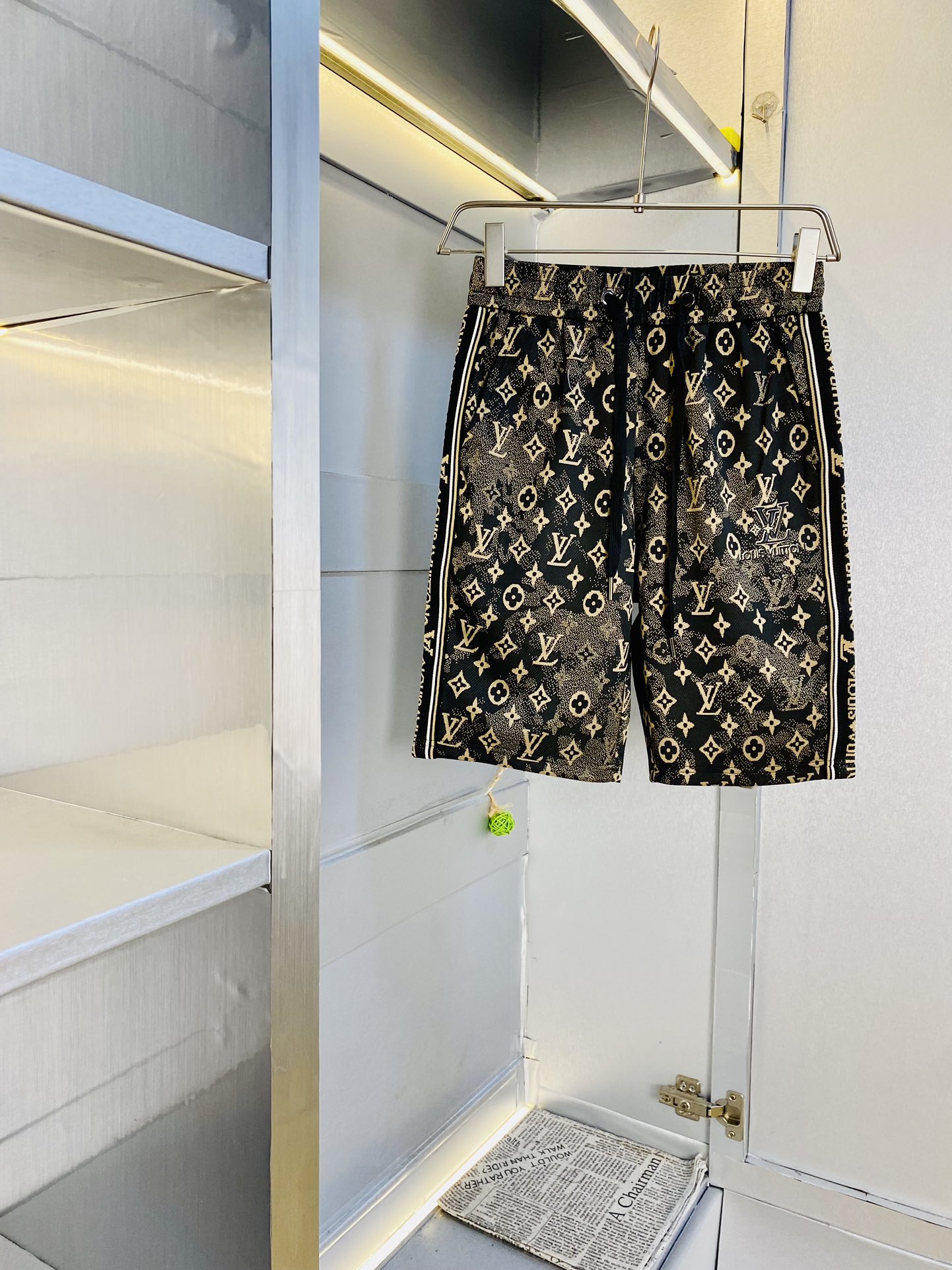 NO:462861,Gospel of Fatty Couple Model 200 pounds to wear Louis Vuitton LV Big recommendation!  The latest version of the 2025 summer essential counter series shorts, beach pants, five-quarter pants, casual pants, high-end customized original hardware. The upper body effect is super positive, the leg lines are fully demonstrated, and the imported fabric is provided by all customers. The texture is tight and delicate, the upper body is very comfortable and stylish, and it is extremely practical and versatile, which is very worth buying!  Requested recommendations from old customers!  Number of codes: M-3XL, louis vuitton,louis vuitton, shorts,alexander wang19860909情侣款胖子福音 200斤可穿 路易威登LV 重磅推荐！2025夏季必备专柜系列最新款短裤沙滩裤五分裤休闲裤高端订制原版五金 上身效果超正,腿部线条完全得到彰显,全客供进口面料 纹理 紧致细腻,上身非常舒适有型,而且极为实穿百搭,非常值得入手！老客户必收推荐！ 码数:M-3XL,,louis vuitton,louis vuitton,shorts,alexander wang,Men's clothing