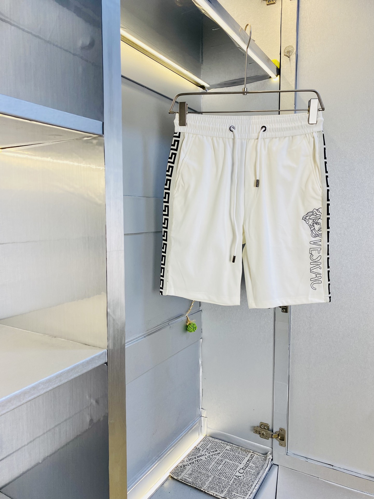 NO:452519,The Gospel of Fatty Couple Model 200 pounds to wear Versace Versace is a big recommendation!  The latest summer must-have counter series shorts, beach pants, five-quarter pants, casual pants, high-end customized original hardware. The upper body effect is super positive, the leg lines are fully demonstrated, and the imported fabric is provided by all customers. The texture is tight and delicate, the upper body is very comfortable and stylish, and it is extremely practical and versatile, which is very worth buying!  Requested recommendations from old customers!  Number of codes: M-3XL, versace, versace, shorts, alexander wang19860909情侣款胖子福音 200斤可穿 范思哲Versace 重磅推荐！夏季必备专柜系列最新款短裤沙滩裤五分裤休闲裤高端订制原版五金 上身效果超正,腿部线条完全得到彰显,全客供进口面料 纹理 紧致细腻,上身非常舒适有型,而且极为实穿百搭,非常值得入手！老客户必收推荐！ 码数:M-3XL,,versace,versace,shorts,alexander wang,Men's clothing