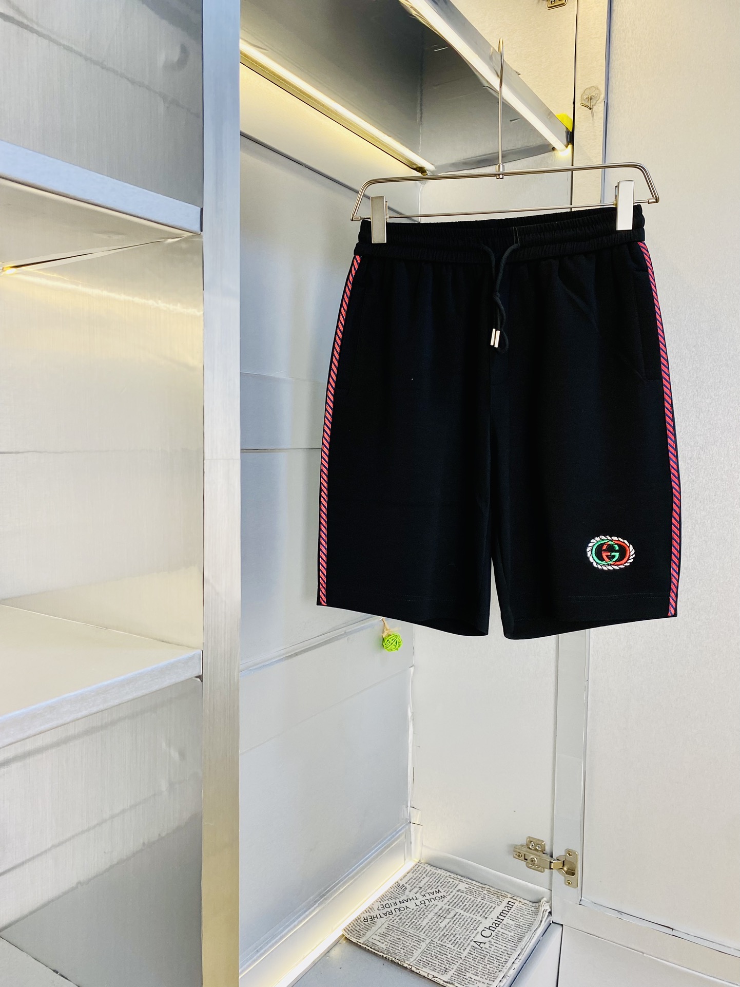 NO:480706,Gospel of Fatty Couple Style, 200 pounds to wear, Gucci, a big recommendation!  The latest version of the 2025 summer essential counter series shorts, beach pants, five-quarter pants, casual pants, high-end customized original hardware. The upper body effect is super positive, the leg lines are fully demonstrated, and the imported fabric is provided by all customers. The texture is tight and delicate, the upper body is very comfortable and stylish, and it is extremely practical and versatile, which is very worth buying!  Requested recommendations from old customers!  Code count: M-3XL, gucci, shorts, alexander wang19860909情侣款胖子福音 200斤可穿 古奇Gucci 重磅推荐！2025夏季必备专柜系列最新款短裤沙滩裤五分裤休闲裤高端订制原版五金 上身效果超正,腿部线条完全得到彰显,全客供进口面料 纹理 紧致细腻,上身非常舒适有型,而且极为实穿百搭,非常值得入手！老客户必收推荐！ 码数:M-3XL,,gucci,shorts,alexander wang,Men's clothing