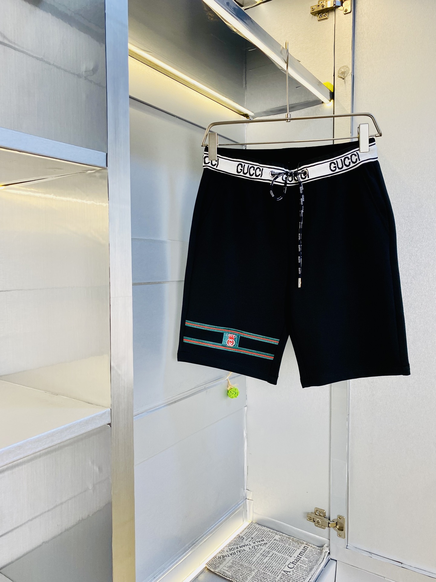 NO:452522,Gospel of Fatty Couple Style, 200 pounds to wear, Gucci, a big recommendation!  The latest summer must-have counter series shorts, beach pants, five-quarter pants, casual pants, high-end customized original hardware. The upper body effect is super positive, the leg lines are fully demonstrated, and the imported fabric is provided by all customers. The texture is tight and delicate, the upper body is very comfortable and stylish, and it is extremely practical and versatile, which is very worth buying!  Requested recommendations from old customers!  Code count: M-3XL, gucci, shorts, alexander wang19860909情侣款胖子福音 200斤可穿 古奇Gucci 重磅推荐！夏季必备专柜系列最新款短裤沙滩裤五分裤休闲裤高端订制原版五金 上身效果超正,腿部线条完全得到彰显,全客供进口面料 纹理 紧致细腻,上身非常舒适有型,而且极为实穿百搭,非常值得入手！老客户必收推荐！ 码数:M-3XL,,gucci,shorts,alexander wang,Men's clothing