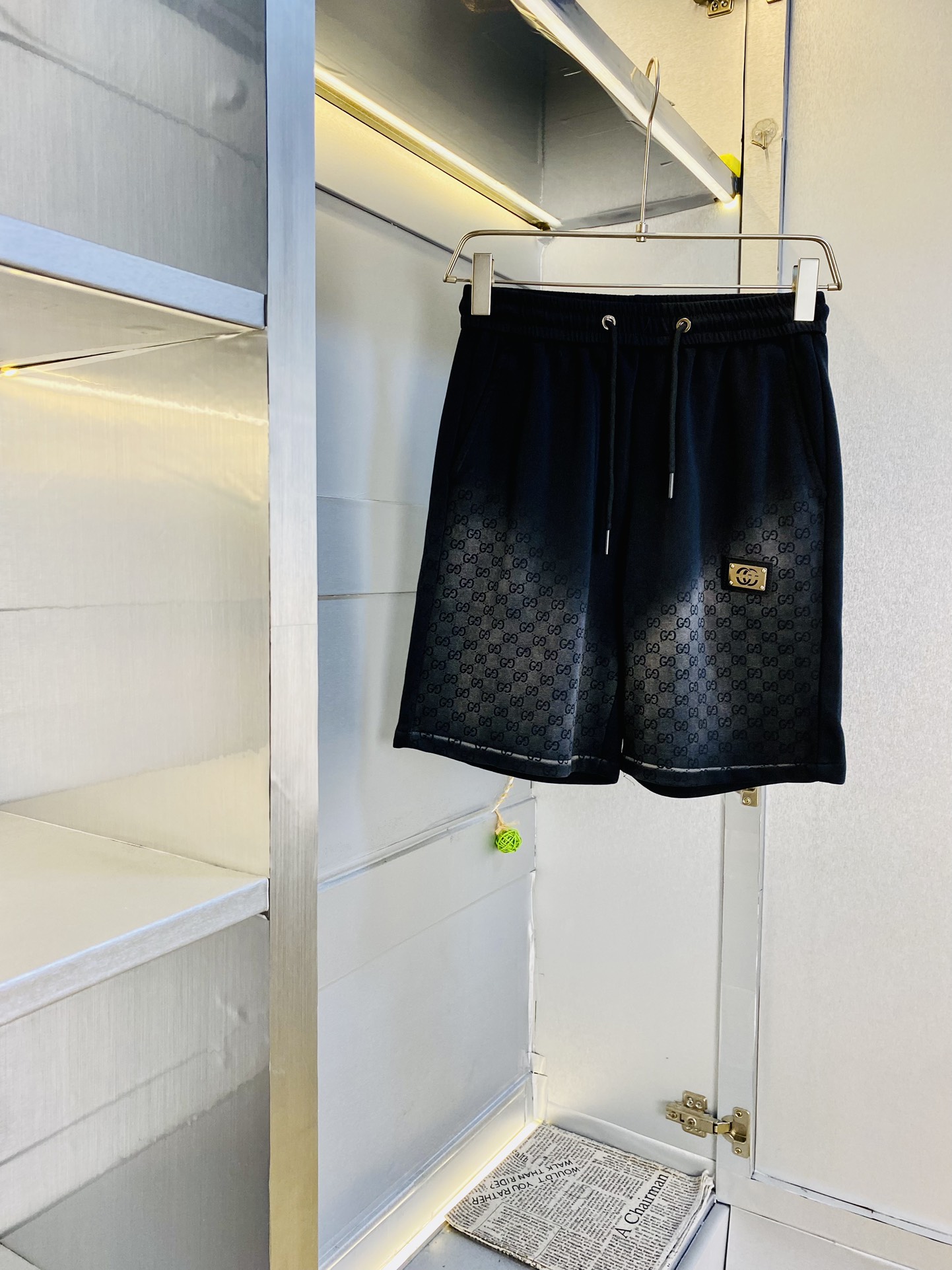 NO:427283,Gospel of Fatty Couple Style, 200 pounds to wear, Gucci, a big recommendation!  The latest summer must-have counter series shorts, beach pants, five-quarter pants, casual pants, high-end customized original hardware. The upper body effect is super positive, the leg lines are fully demonstrated, and the imported fabric is provided by all customers. The texture is tight and delicate, the upper body is very comfortable and stylish, and it is extremely practical and versatile, which is very worth buying!  Requested recommendations from old customers!  Code count: M-3XL, gucci, shorts, alexander wang19860909情侣款胖子福音 200斤可穿 古奇Gucci 重磅推荐！夏季必备专柜系列最新款短裤沙滩裤五分裤休闲裤高端订制原版五金 上身效果超正,腿部线条完全得到彰显,全客供进口面料 纹理 紧致细腻,上身非常舒适有型,而且极为实穿百搭,非常值得入手！老客户必收推荐！ 码数:M-3XL,,gucci,shorts,alexander wang,Men's clothing