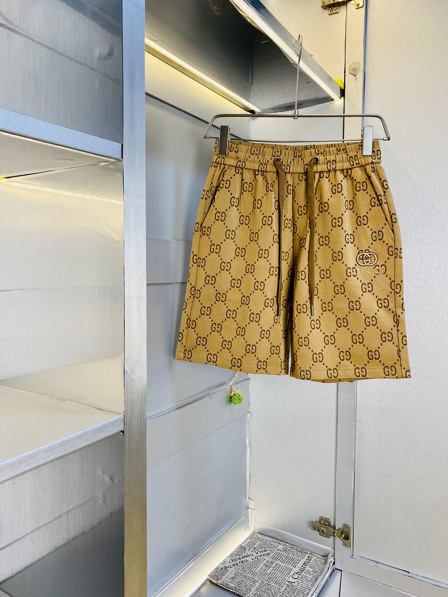 NO:450557,Gospel of Fatty Couple Style, 200 pounds to wear, Gucci, a big recommendation!  The latest version of the 2025 summer essential counter series shorts, beach pants, five-quarter pants, casual pants, high-end customized original hardware. The upper body effect is super positive, the leg lines are fully demonstrated, and the imported fabric is provided by all customers. The texture is tight and delicate, the upper body is very comfortable and stylish, and it is extremely practical and versatile, which is very worth buying!  Requested recommendations from old customers!  Code count: M-3XL, gucci, shorts, alexander wang19860909情侣款胖子福音 200斤可穿 古奇Gucci 重磅推荐！2025夏季必备专柜系列最新款短裤沙滩裤五分裤休闲裤高端订制原版五金 上身效果超正,腿部线条完全得到彰显,全客供进口面料 纹理 紧致细腻,上身非常舒适有型,而且极为实穿百搭,非常值得入手！老客户必收推荐！ 码数:M-3XL,,gucci,shorts,alexander wang,Men's clothing