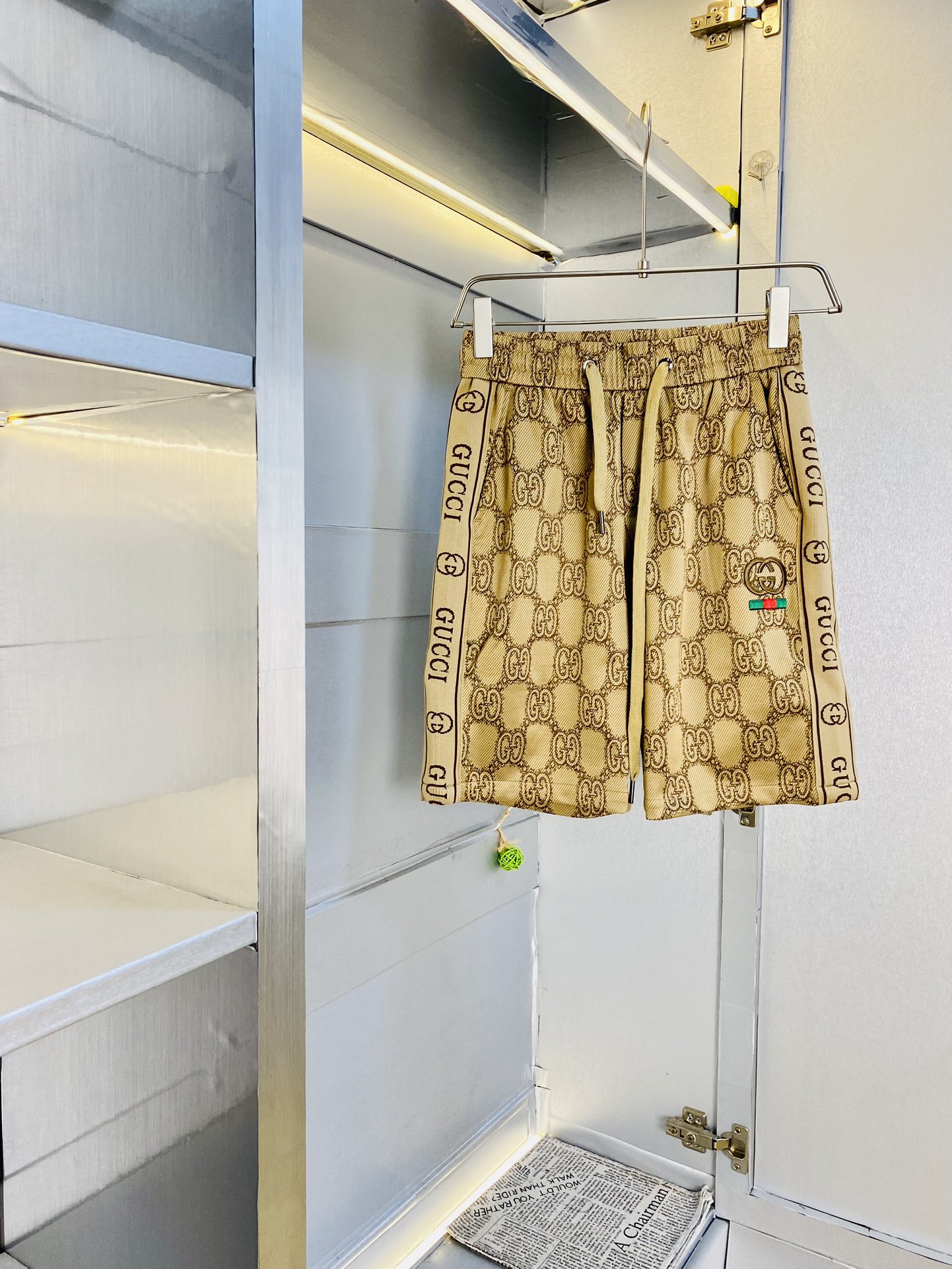 NO:420751,The gospel of the couple's fat man, pounds and wearable, Gucci, a big recommendation!  The latest summer must-have counter series shorts, beach pants, five-quarter pants, casual pants, high-end customized original hardware. The upper body effect is super positive, the leg lines are fully demonstrated, and the imported fabric is provided by all customers. The texture is tight and delicate, the upper body is very comfortable and stylish, and it is extremely practical and versatile, which is very worth buying!  Requested recommendations from old customers!  Code count: M-3XL, gucci, shorts, alexander wang19860909情侣款胖子福音 斤可穿 古奇Gucci 重磅推荐！夏季必备专柜系列最新款短裤沙滩裤五分裤休闲裤高端订制原版五金 上身效果超正,腿部线条完全得到彰显,全客供进口面料 纹理 紧致细腻,上身非常舒适有型,而且极为实穿百搭,非常值得入手！老客户必收推荐！ 码数:M-3XL,,gucci,shorts,alexander wang,Men's clothing