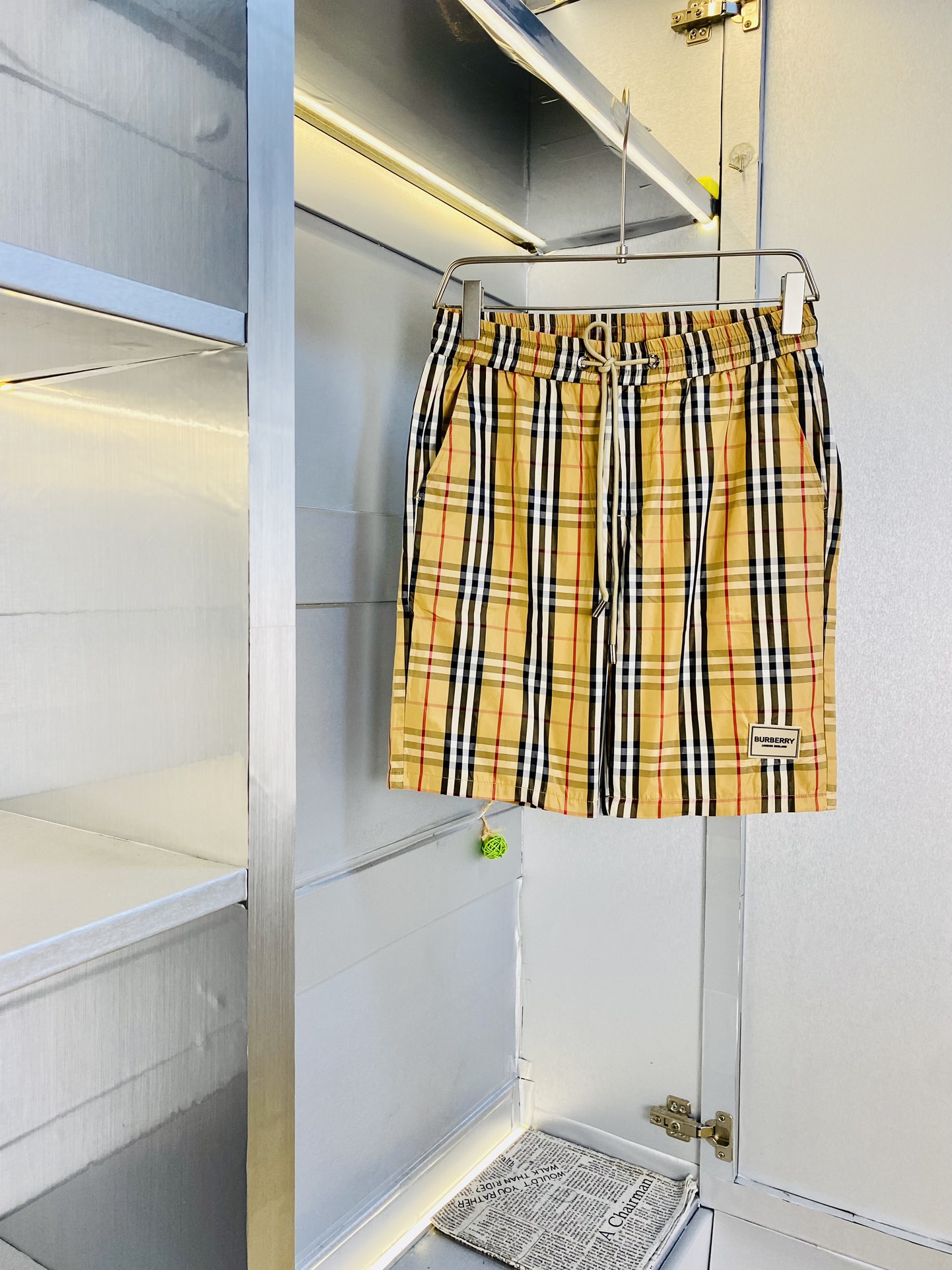 NO:450563,The gospel of Fatty Couple Style, 200 pounds to wear, Burberry, a big recommendation!  The latest version of the 2025 summer essential counter series shorts, beach pants, five-quarter pants, casual pants, high-end customized original hardware. The upper body effect is super positive, the leg lines are fully demonstrated, and the imported fabric is provided by all customers. The texture is tight and delicate, the upper body is very comfortable and stylish, and it is extremely practical and versatile, which is very worth buying!  Requested recommendations from old customers!  Number of codes: M-3XL, burberry, burberry, shorts, alexander wang19860909情侣款胖子福音 200斤可穿 巴宝莉Burberry 重磅推荐！2025夏季必备专柜系列最新款短裤沙滩裤五分裤休闲裤高端订制原版五金 上身效果超正,腿部线条完全得到彰显,全客供进口面料 纹理 紧致细腻,上身非常舒适有型,而且极为实穿百搭,非常值得入手！老客户必收推荐！ 码数:M-3XL,,burberry,burberry,shorts,alexander wang,Men's clothing