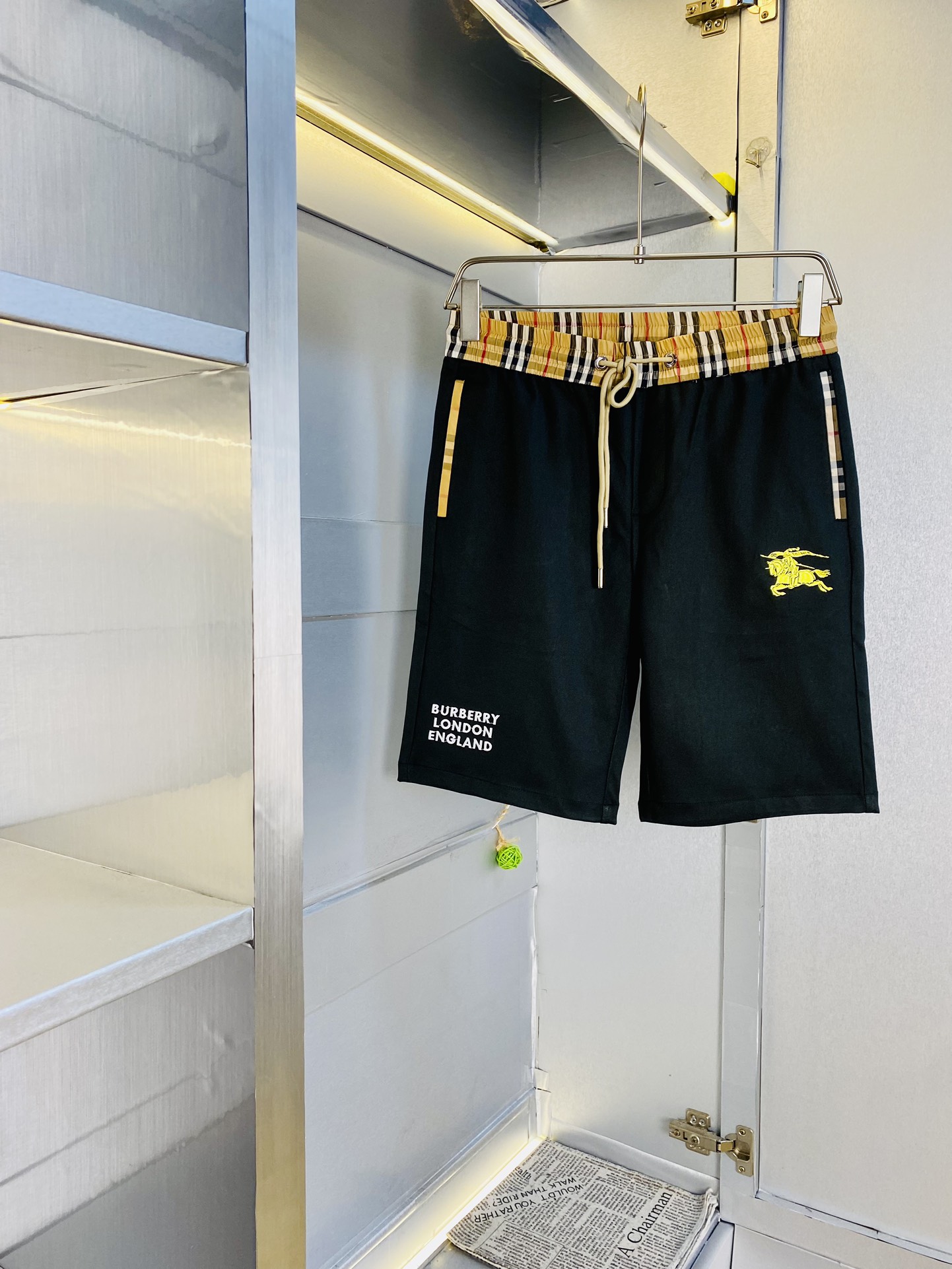 NO:420760,The gospel of fat couples, pounds to wear, Burberry, Burberry, a big recommendation!  The latest summer must-have counter series shorts, beach pants, five-quarter pants, casual pants, high-end customized original hardware. The upper body effect is super positive, the leg lines are fully demonstrated, and the imported fabric is provided by all customers. The texture is tight and delicate, the upper body is very comfortable and stylish, and it is extremely practical and versatile, which is very worth buying!  Requested recommendations from old customers!  Number of codes: M-3XL, burberry, burberry, shorts, alexander wang19860909情侣款胖子福音 斤可穿 巴宝莉Burberry 重磅推荐！夏季必备专柜系列最新款短裤沙滩裤五分裤休闲裤高端订制原版五金 上身效果超正,腿部线条完全得到彰显,全客供进口面料 纹理 紧致细腻,上身非常舒适有型,而且极为实穿百搭,非常值得入手！老客户必收推荐！ 码数:M-3XL,,burberry,burberry,shorts,alexander wang,Men's clothing