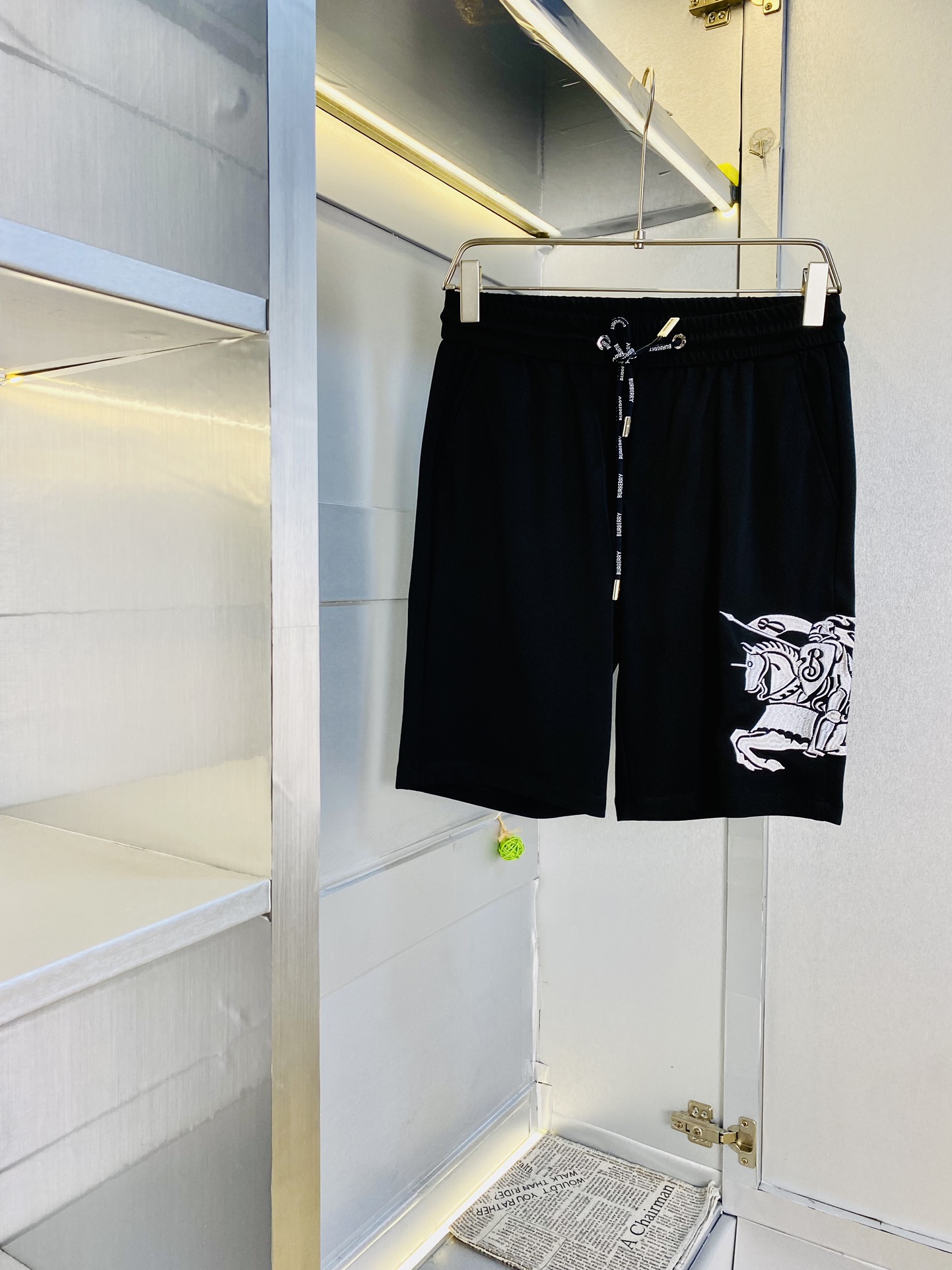 NO:474745,The gospel of Fatty Couple Style, 200 pounds to wear, Burberry, a big recommendation!  The latest version of the 2025 summer essential counter series shorts, beach pants, five-quarter pants, casual pants, high-end customized original hardware. The upper body effect is super positive, the leg lines are fully demonstrated, and the imported fabric is provided by all customers. The texture is tight and delicate, the upper body is very comfortable and stylish, and it is extremely practical and versatile, which is very worth buying!  Requested recommendations from old customers!  Number of codes: M-3XL, burberry, burberry, shorts, alexander wang19860909情侣款胖子福音 200斤可穿 巴宝莉Burberry 重磅推荐！2025夏季必备专柜系列最新款短裤沙滩裤五分裤休闲裤高端订制原版五金 上身效果超正,腿部线条完全得到彰显,全客供进口面料 纹理 紧致细腻,上身非常舒适有型,而且极为实穿百搭,非常值得入手！老客户必收推荐！ 码数:M-3XL,,burberry,burberry,shorts,alexander wang,Men's clothing