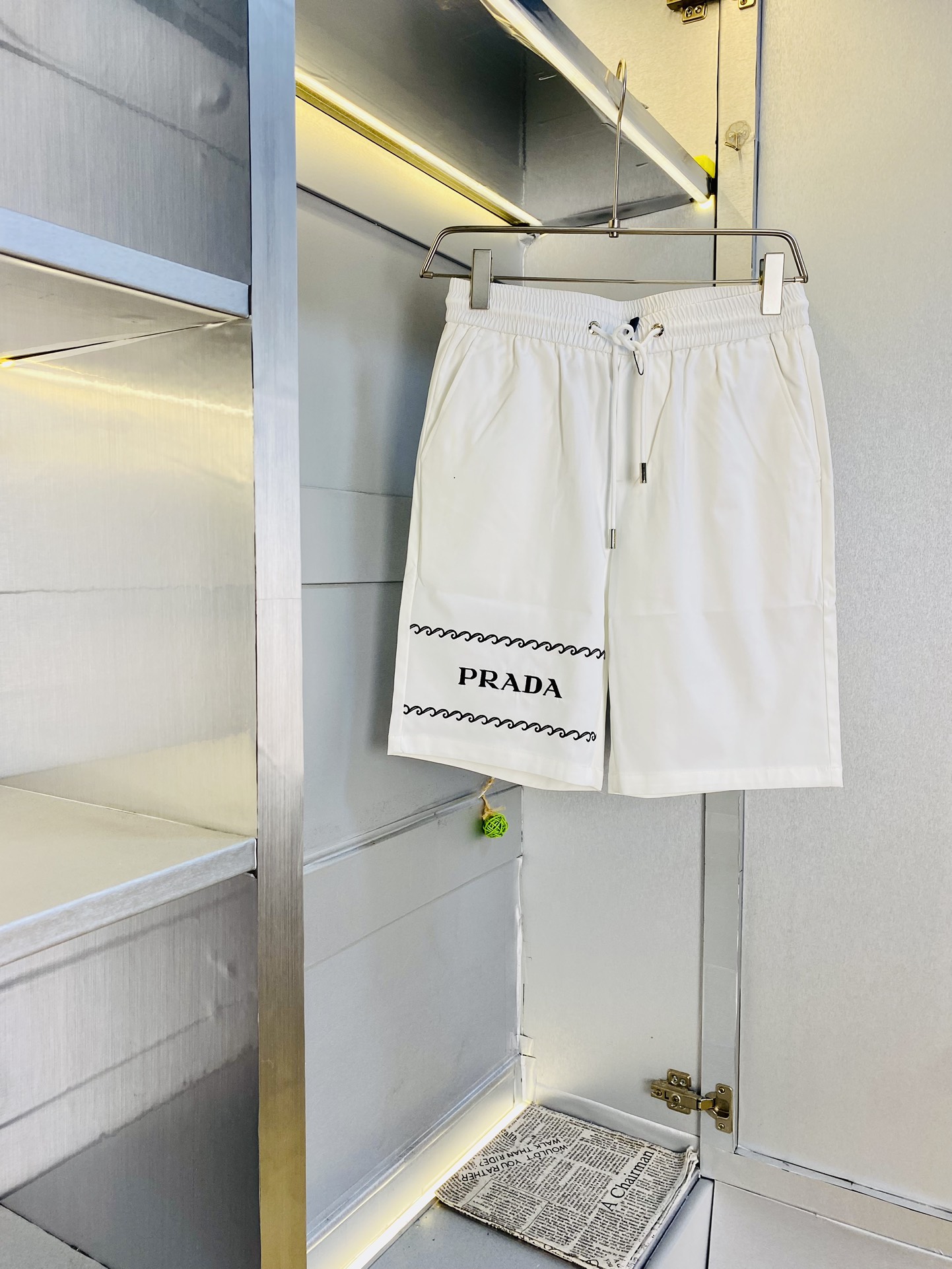 NO:420768,The gospel of fat couples, pounds to wear, Prada, a big recommendation!  The latest summer must-have counter series shorts, beach pants, five-quarter pants, casual pants, high-end customized original hardware. The upper body effect is super positive, the leg lines are fully demonstrated, and the imported fabric is provided by all customers. The texture is tight and delicate, the upper body is very comfortable and stylish, and it is extremely practical and versatile, which is very worth buying!  Requested recommendations from old customers!  Number of codes: M-3XL, prada, prada, shorts, alexander wang19860909情侣款胖子福音 斤可穿 普拉达Prada 重磅推荐！夏季必备专柜系列最新款短裤沙滩裤五分裤休闲裤高端订制原版五金 上身效果超正,腿部线条完全得到彰显,全客供进口面料 纹理 紧致细腻,上身非常舒适有型,而且极为实穿百搭,非常值得入手！老客户必收推荐！ 码数:M-3XL,,prada,prada,shorts,alexander wang,Men's clothing