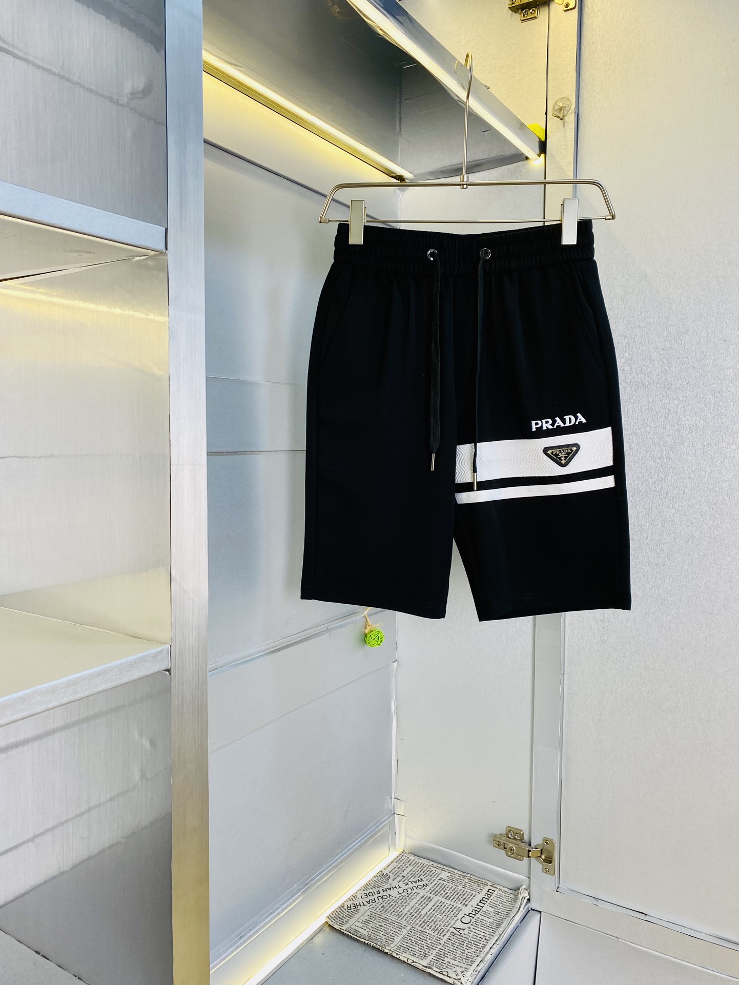 NO:450569,The gospel of Fatty Couple Style 200 pounds to wear Prada Prada is a big recommendation!  The latest version of the 2025 summer essential counter series shorts, beach pants, five-quarter pants, casual pants, high-end customized original hardware. The upper body effect is super positive, the leg lines are fully demonstrated, and the imported fabric is provided by all customers. The texture is tight and delicate, the upper body is very comfortable and stylish, and it is extremely practical and versatile, which is very worth buying!  Requested recommendations from old customers!  Number of codes: M-3XL, prada, prada, shorts, alexander wang19860909情侣款胖子福音 200斤可穿 普拉达Prada 重磅推荐！2025夏季必备专柜系列最新款短裤沙滩裤五分裤休闲裤高端订制原版五金 上身效果超正,腿部线条完全得到彰显,全客供进口面料 纹理 紧致细腻,上身非常舒适有型,而且极为实穿百搭,非常值得入手！老客户必收推荐！ 码数:M-3XL,,prada,prada,shorts,alexander wang,Men's clothing