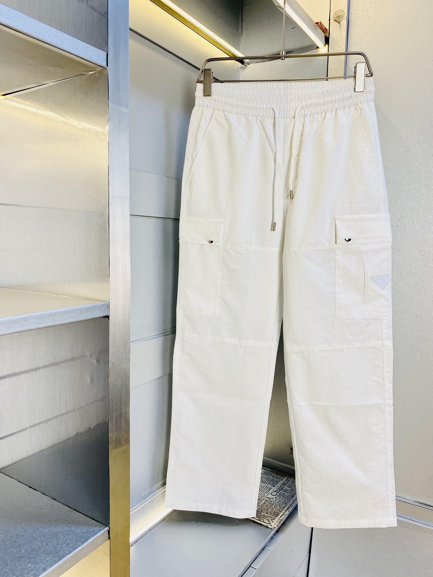 NO:417192,The original official website can wear 200 kilograms Prada Prada Simple and fashionable Summer straight-leg casual pants trousers trousers trousers trousers trousers trousers trousers trousers trousers trousers trousers are very comfortable to wear, low-key and luxurious, very classy when worn, and there is no need to say much about the trousers style and cutting. The upper body is exquisite and vivid. The truly first-class quality is the real-class casual pants elastic pants, which are made of Turkey's cotton and produce the most famous tannin cloth. The quality is excellent, and the pants are soft after heavy washing!  Straight-footed style, not picky, absolutely stylish, expert design, extremely luxurious. Number of codes: M-3XL, prada, prada, alexander wang19860909官网原单货 可穿200斤普拉达Prada 简约时尚 夏款直筒休闲裤长裤卫裤松紧裤阔腿裤身穿着非常舒适 低调不失奢华 穿出去非常有档次,裤型款式和裁剪亦无需多言 上身精致跃然.真正一等一顶级质料 真正殿堂级的休闲裤松紧裤,选用土耳其的棉花 生产出最有名的单宁布 品质卓然,经过重水洗使得裤子很柔软！直脚的版型 不挑人 上身绝对的有型 达人设计 极度奢华.码数:M-3XL,,prada,prada,alexander wang,Men's clothing