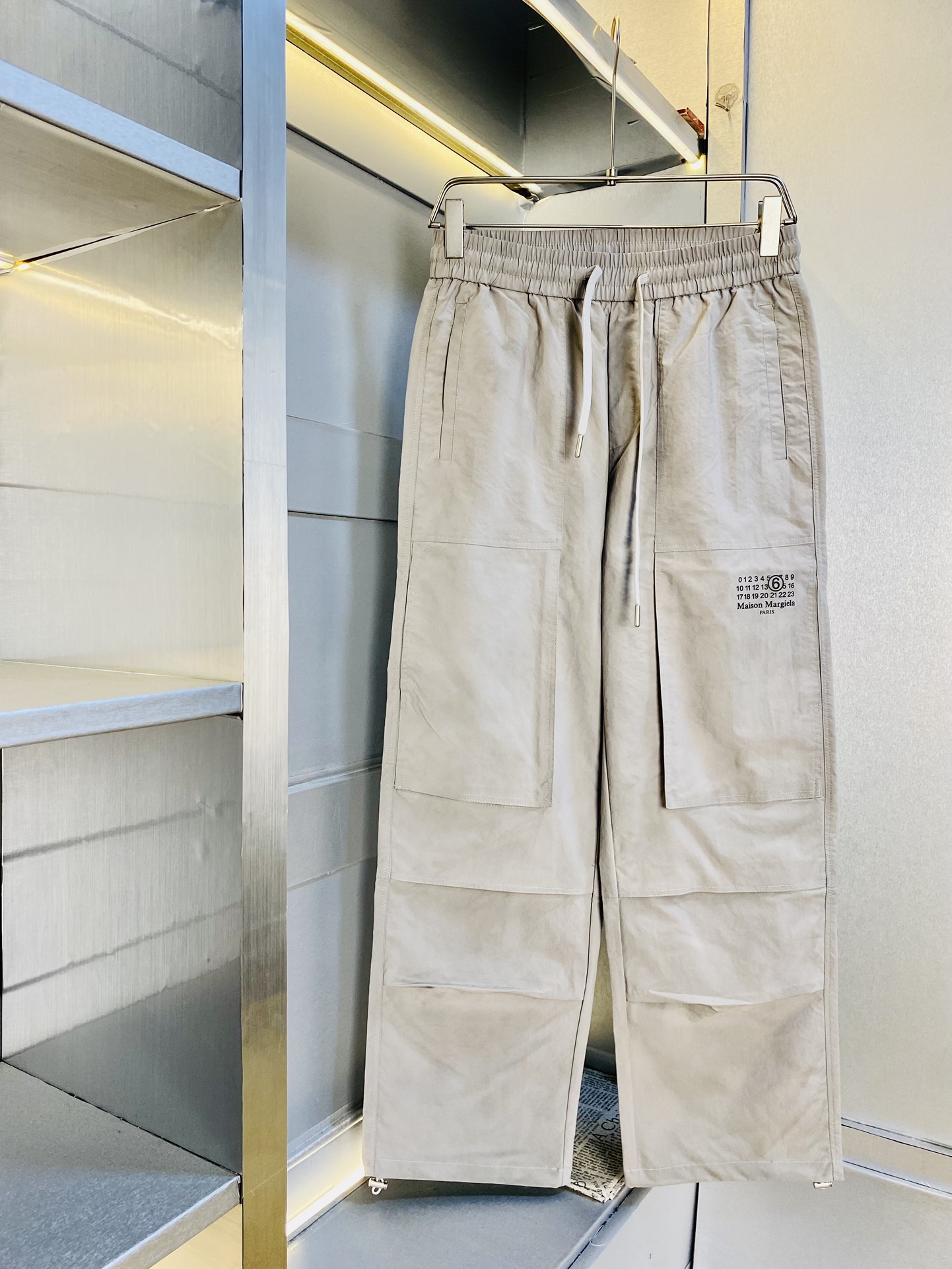 NO:417200,The original official website can wear 200 catties Majila MM6. Simple and fashionable. Summer straight-leg casual pants, long trousers, trousers, elastic pants, wide-leg pants, very comfortable to wear, low-key and luxurious, very classy when worn, and there is no need to say much about the trousers and cuts. The upper body is exquisite and vivid. The truly first-class material. The truly palace-grade casual pants, elastic pants, are made of Turkish cotton, produce the most famous tannin cloth. The quality is excellent, and the pants are soft after heavy washing!  Straight-footed style, not picky, absolutely stylish, expert design, extremely luxurious. Number of codes: M-3XL,,masion margiela,masion margiela,alexander wang19860909官网原单货 可穿200斤马吉拉MM6 简约时尚 夏款直筒休闲裤长裤卫裤松紧裤阔腿裤身穿着非常舒适 低调不失奢华 穿出去非常有档次,裤型款式和裁剪亦无需多言 上身精致跃然.真正一等一顶级质料 真正殿堂级的休闲裤松紧裤,选用土耳其的棉花 生产出最有名的单宁布 品质卓然,经过重水洗使得裤子很柔软！直脚的版型 不挑人 上身绝对的有型 达人设计 极度奢华.码数:M-3XL,,masion margiela,masion margiela,alexander wang,Men's clothing